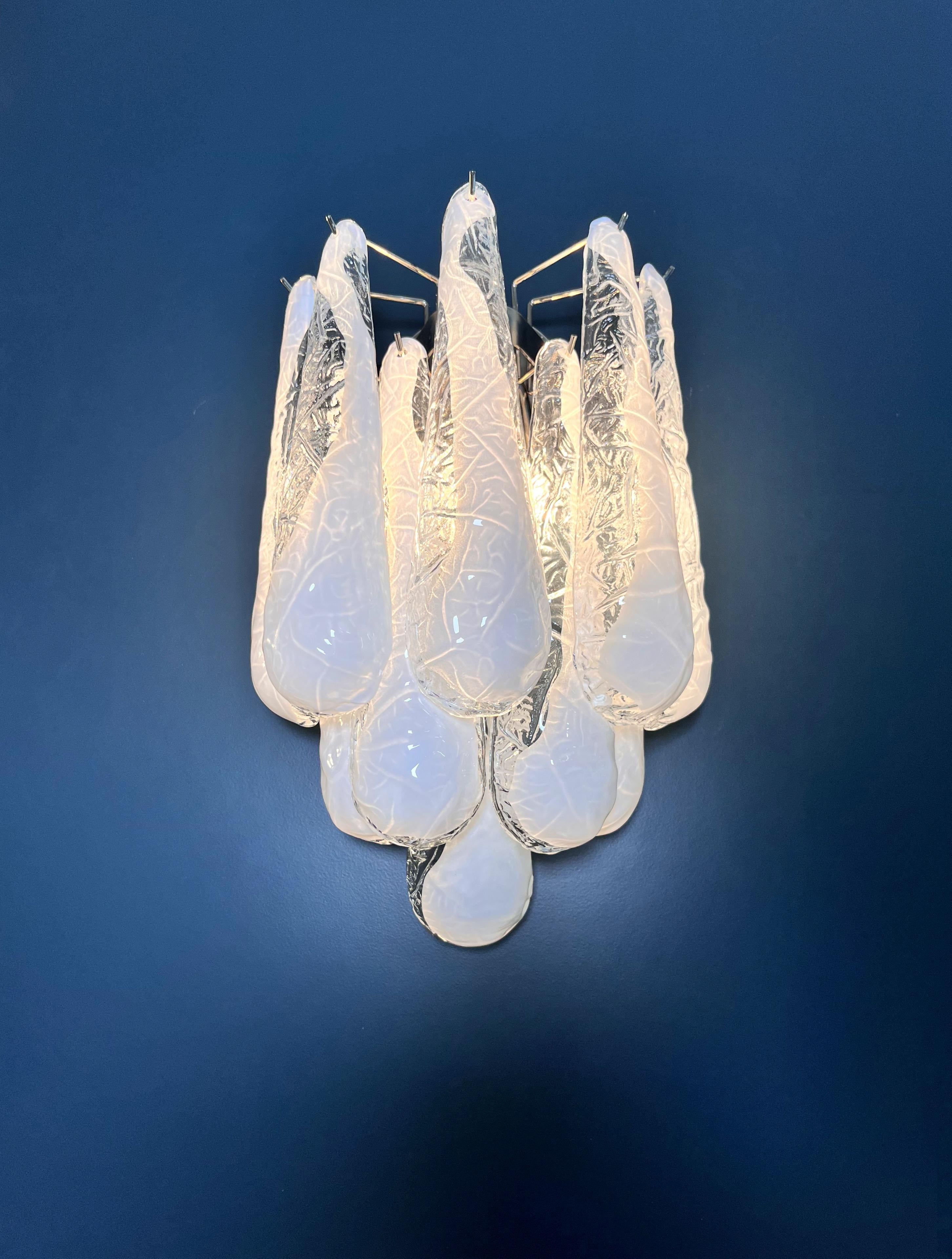 Paar Vintage Glasblütenblätter Tropfen Wandleuchter - weiß lattimo im Angebot 4