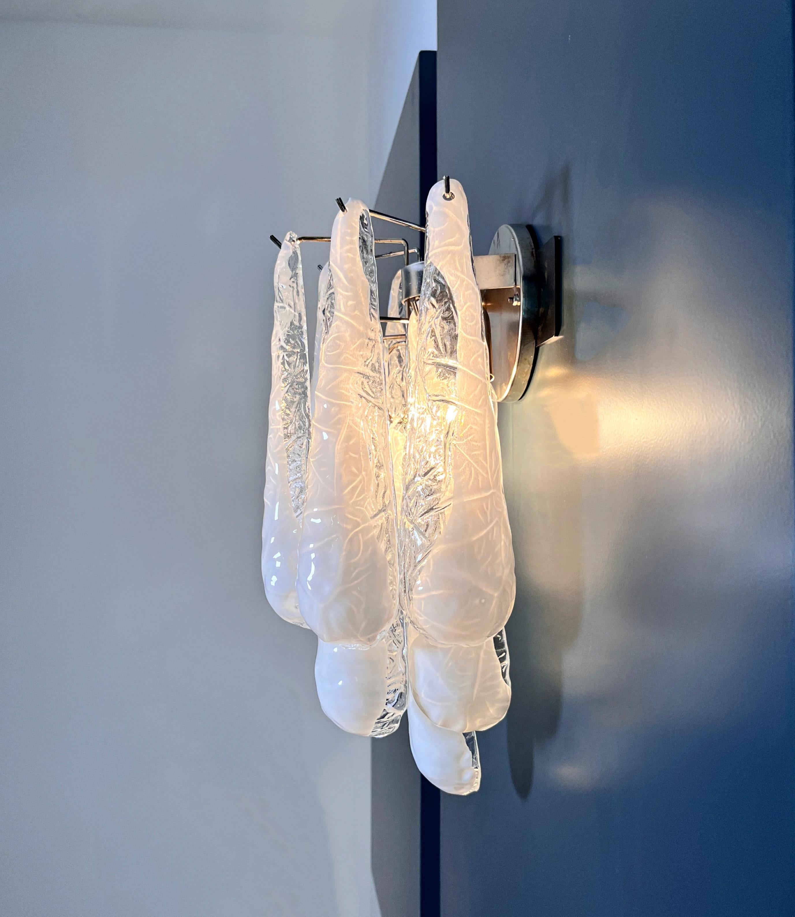Paar Vintage Glasblütenblätter Tropfen Wandleuchter - weiß lattimo im Angebot 7
