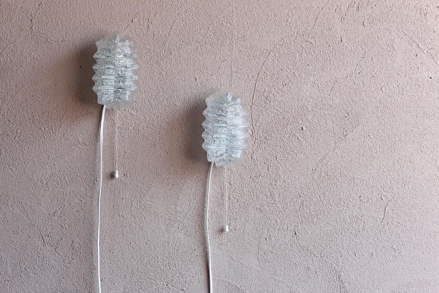 Mid-Century Modern Paire de lampes murales en verre vintage en vente
