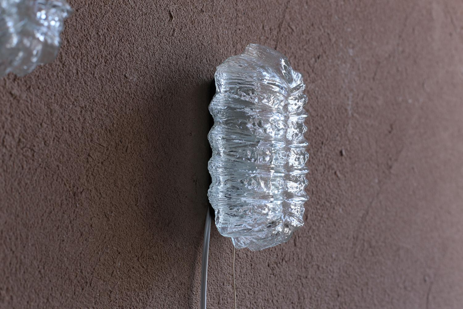 Français Paire de lampes murales en verre vintage en vente