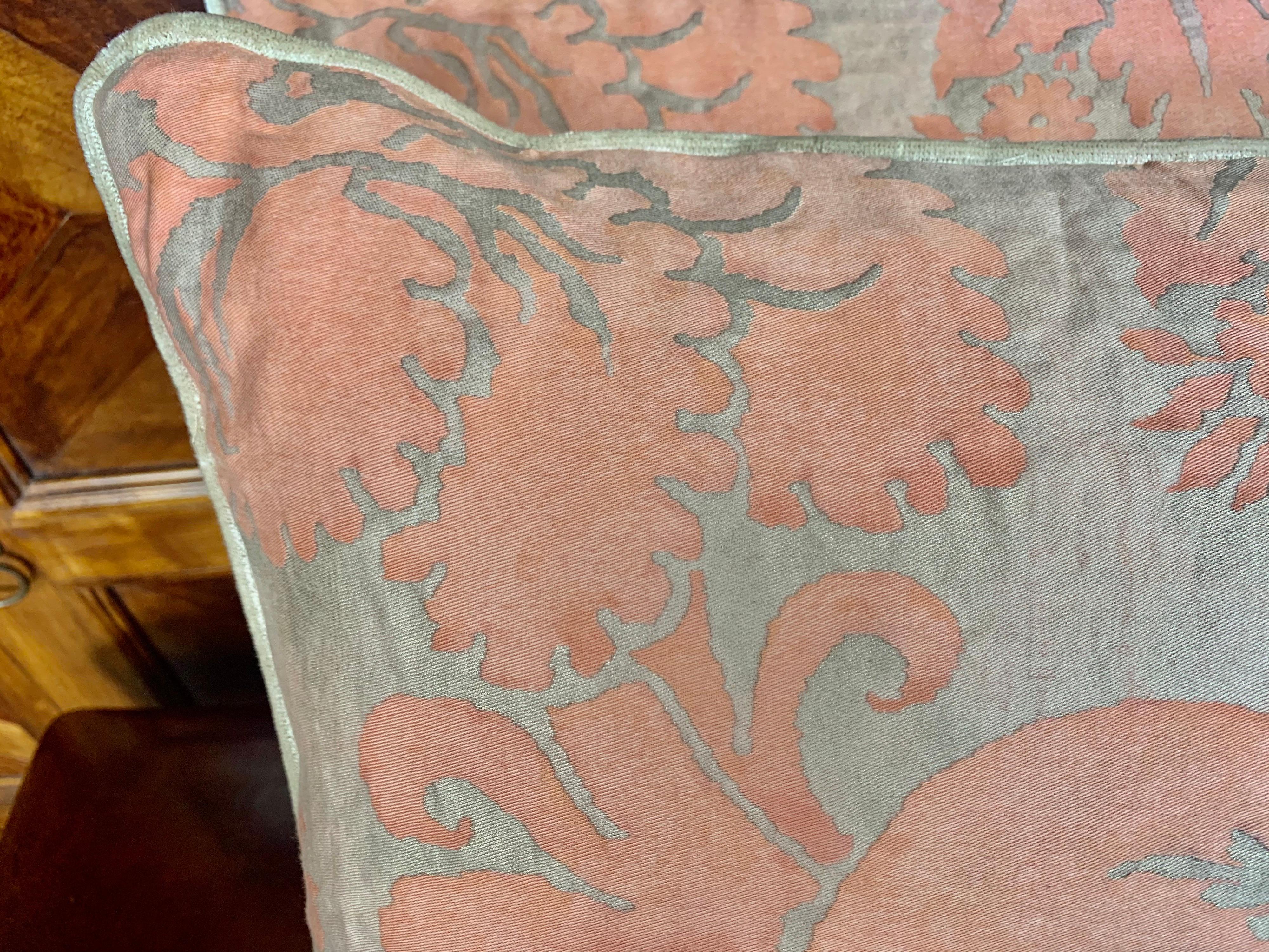 Pair of Vintage Glicine Patterned Fortuny Textile Pillows In Excellent Condition In Los Angeles, CA