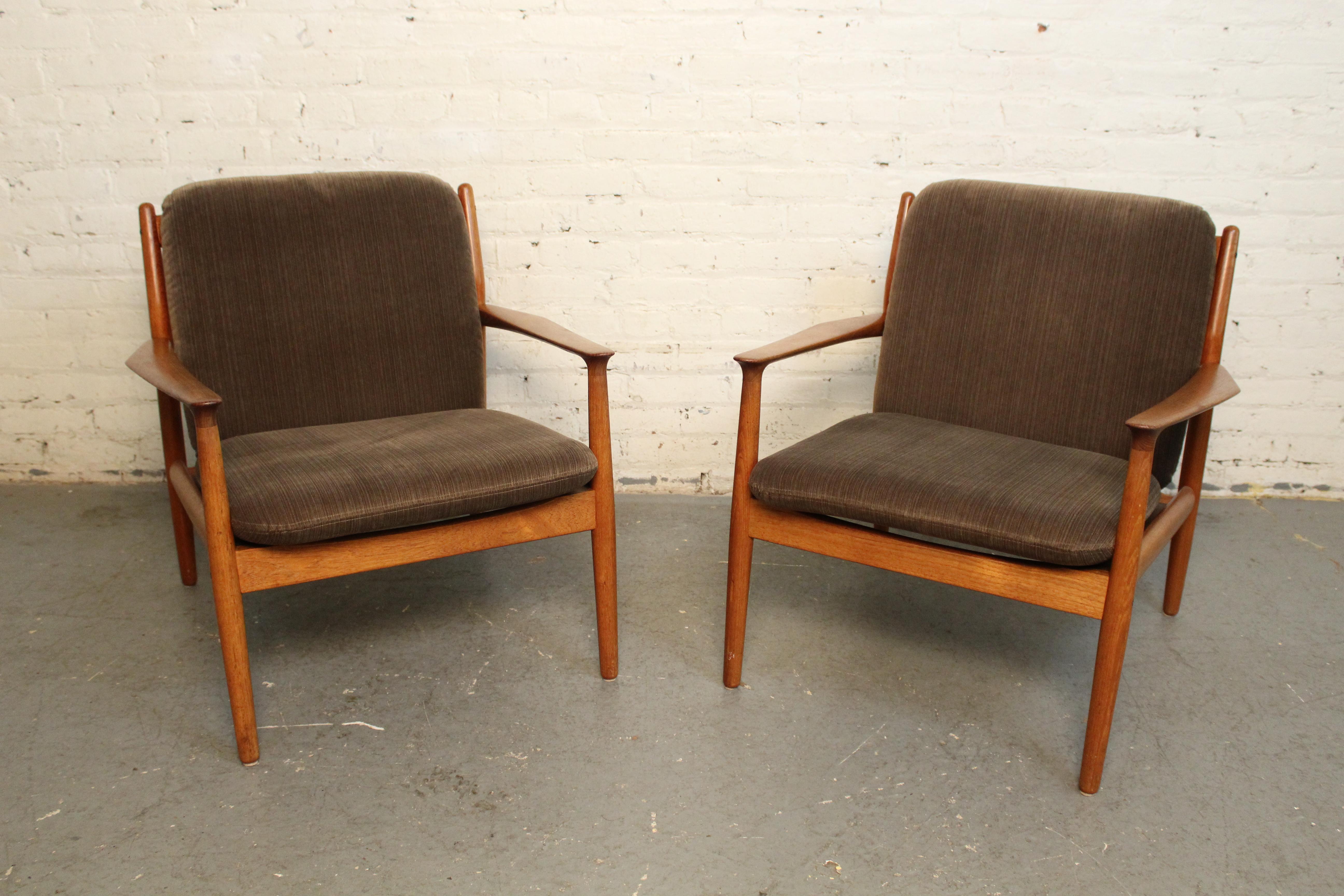 Ajoutez du piquant à votre espace avec des meubles vintage en teck danois ! Ne manquez pas ces fantastiques chaises modernes du milieu du siècle conçues par le designer primé Svend Åge Eriksen et produites par les maîtres artisans scandinaves de
