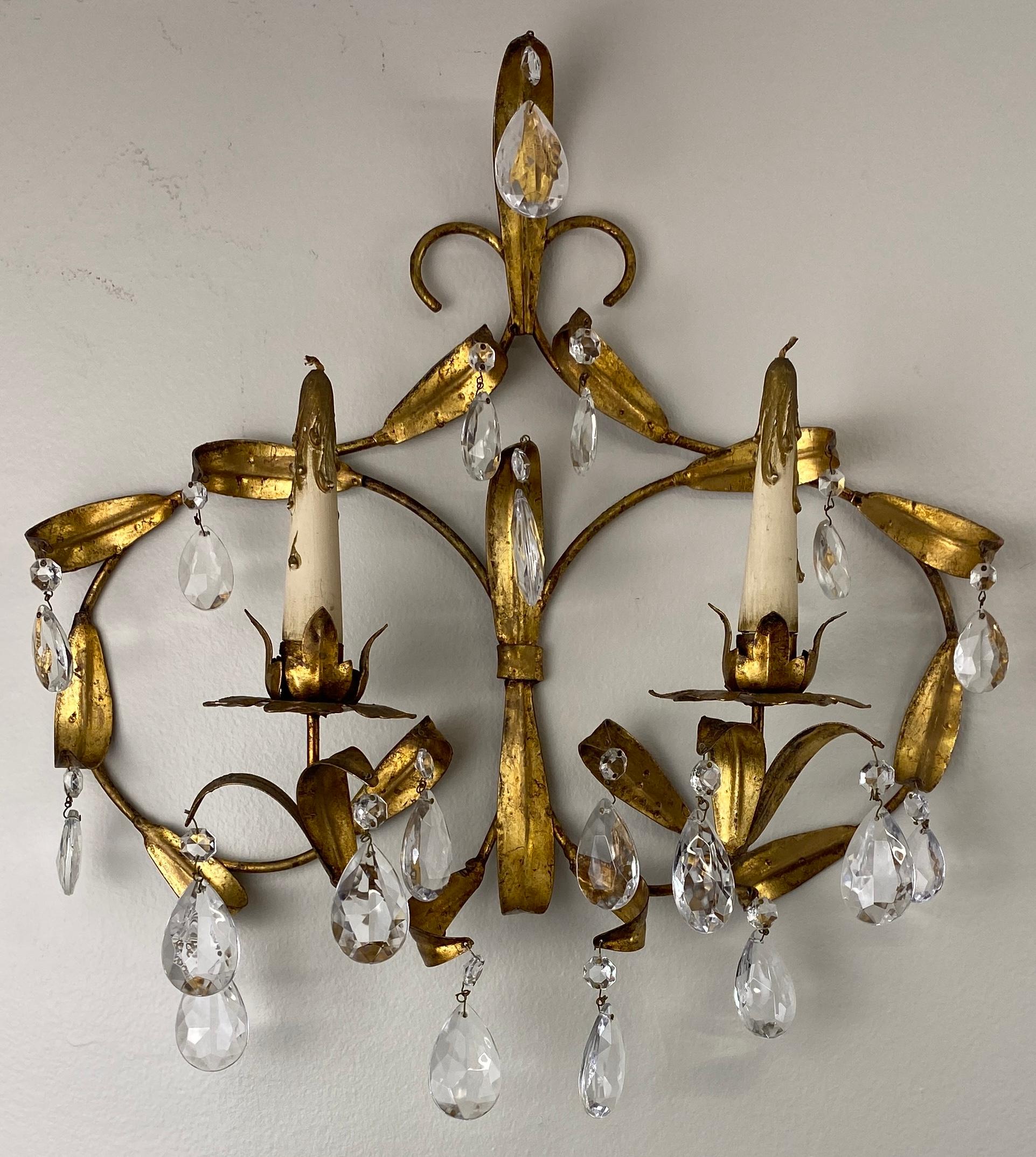 Francese Coppia di lampade d'epoca in oro e cristallo in stile Maison Bagues, lampade francesi MCM in vendita