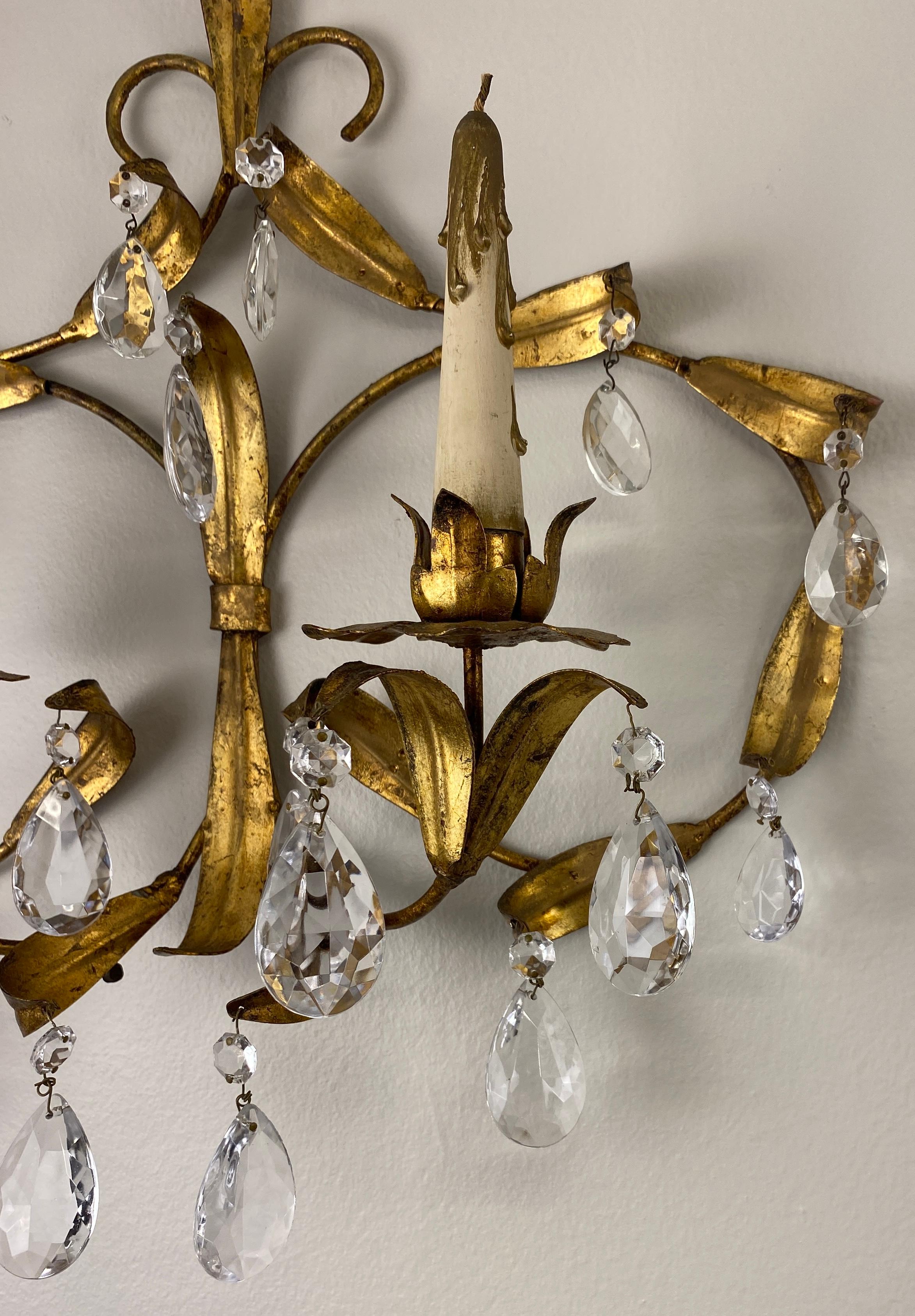 Dorato Coppia di lampade d'epoca in oro e cristallo in stile Maison Bagues, lampade francesi MCM in vendita