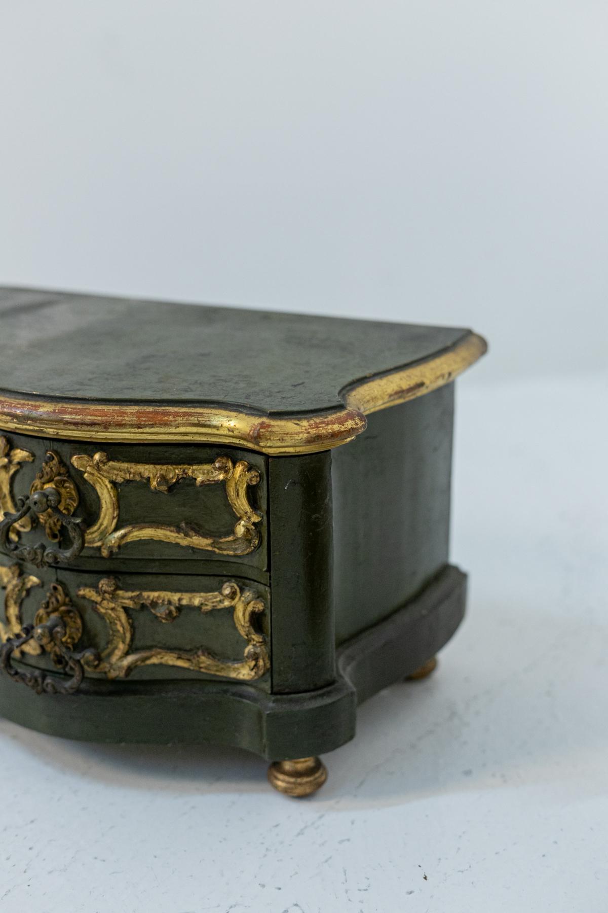 Pair of Vintage Gold Lacquered Wood Jewel Boxes For Sale 3