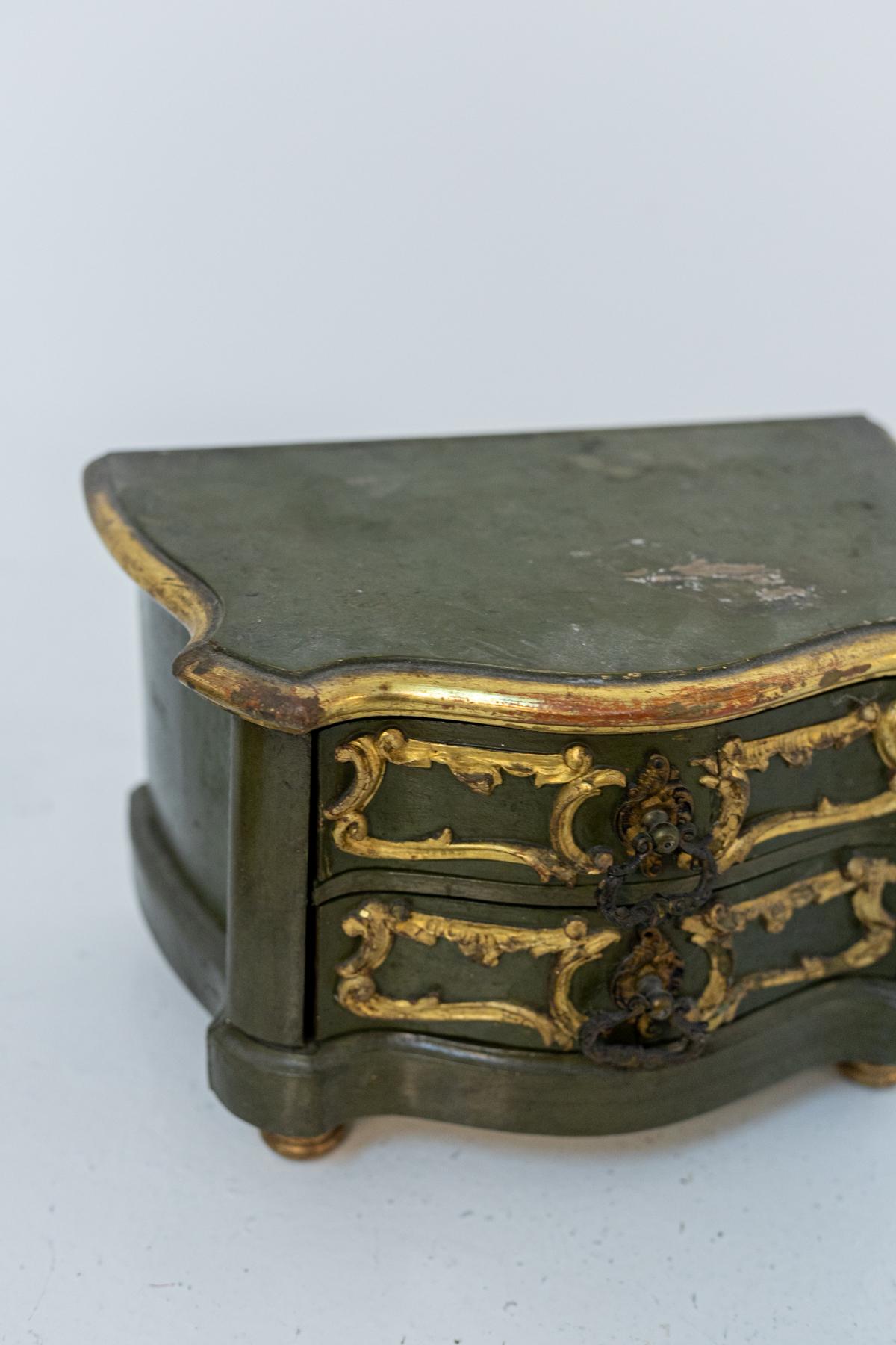 Paire de boîtes à bijoux vintage en bois laqué or en vente 3