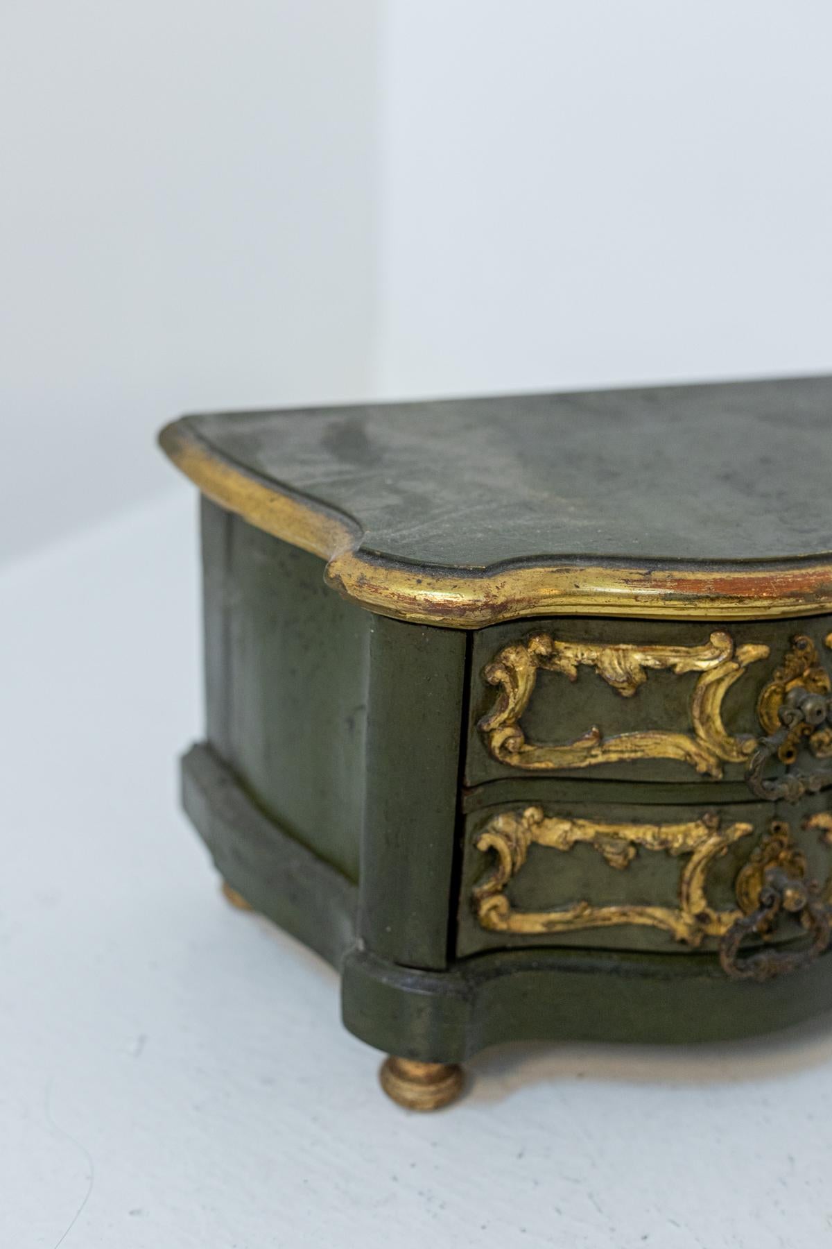 Paire de boîtes à bijoux vintage en bois laqué or en vente 4
