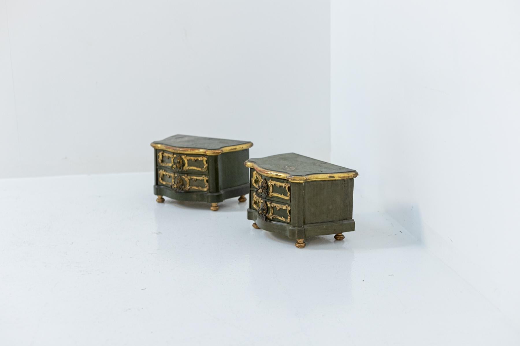 Pair of Vintage Gold Lacquered Wood Jewel Boxes For Sale 6