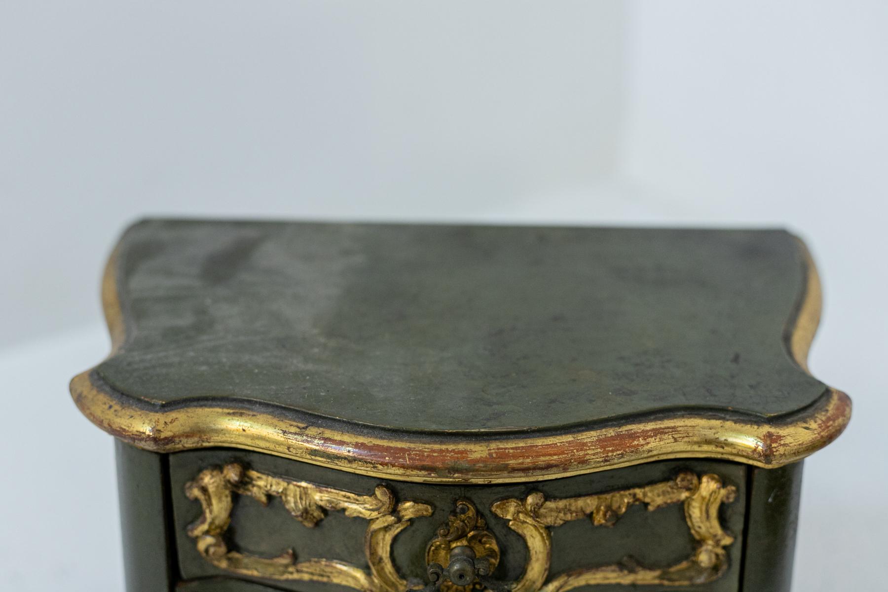 Splendide paire de boîtes à bijoux en bois du XVIIIe siècle, de belle facture française.
Les boîtes à bijoux ont des formes baroques et sont à la fois très courbes et audacieuses, ce qui crée un mélange parfait.
Les boîtes à bijoux sont fabriquées