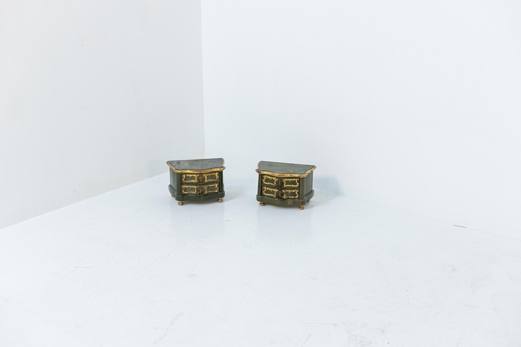 Baroque Paire de boîtes à bijoux vintage en bois laqué or en vente