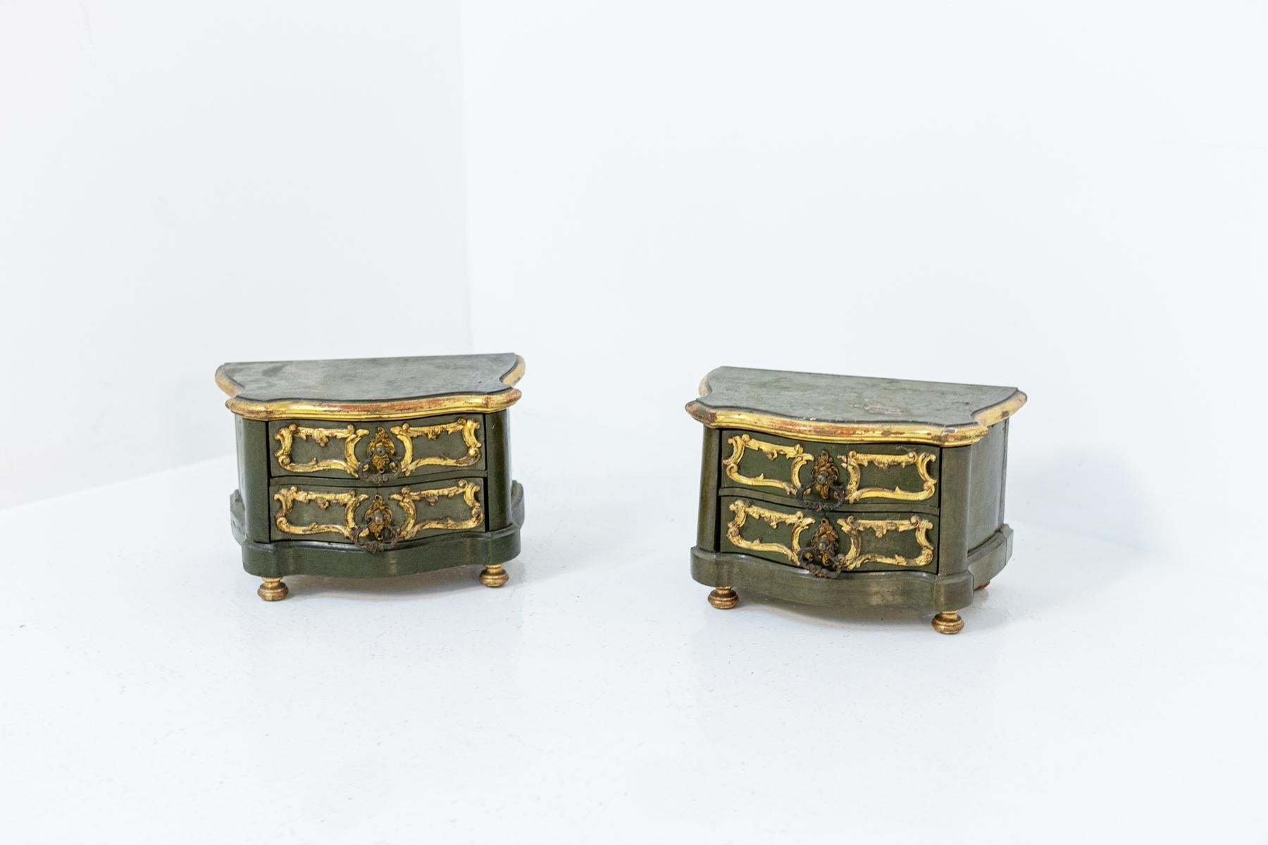 Pair of Vintage Gold Lacquered Wood Jewel Boxes In Good Condition For Sale In Milano, IT