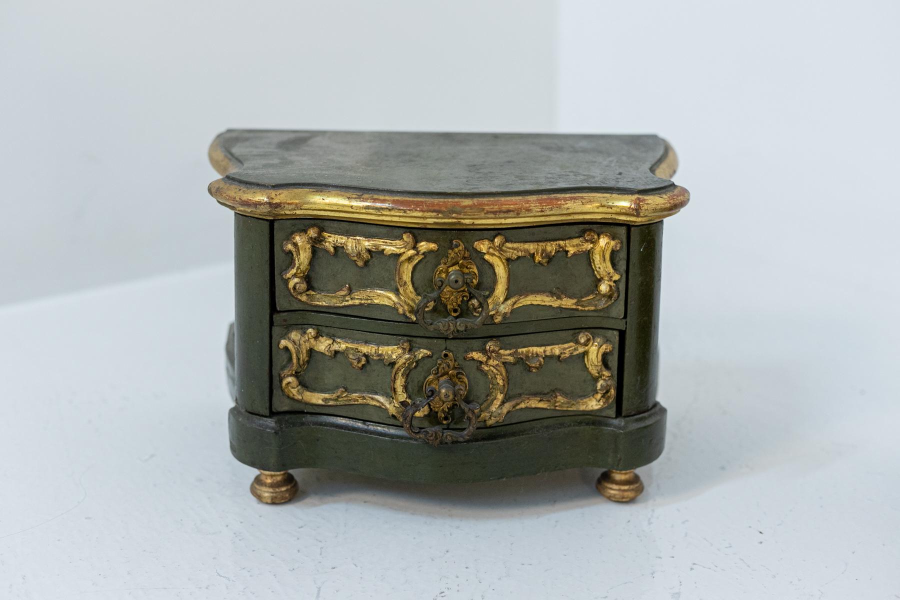 XVIIIe siècle Paire de boîtes à bijoux vintage en bois laqué or en vente