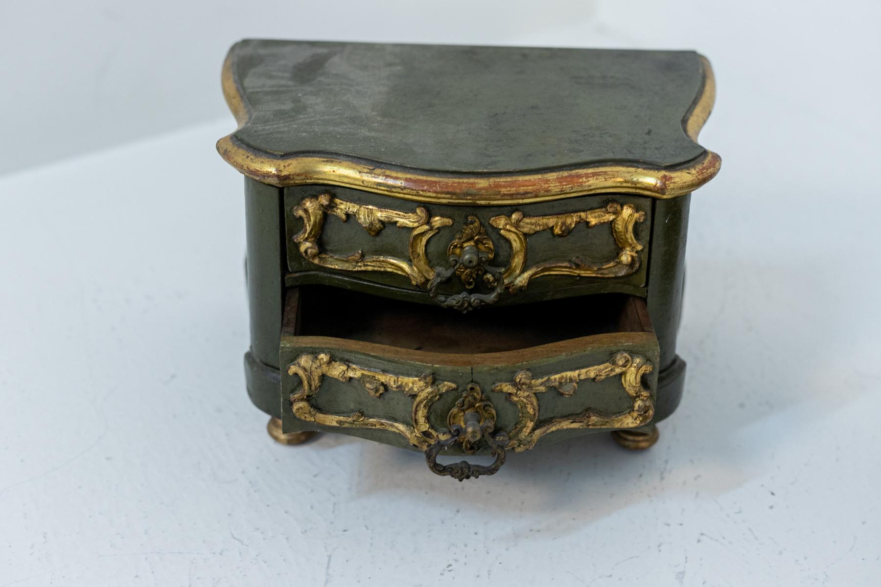 Laiton Paire de boîtes à bijoux vintage en bois laqué or en vente
