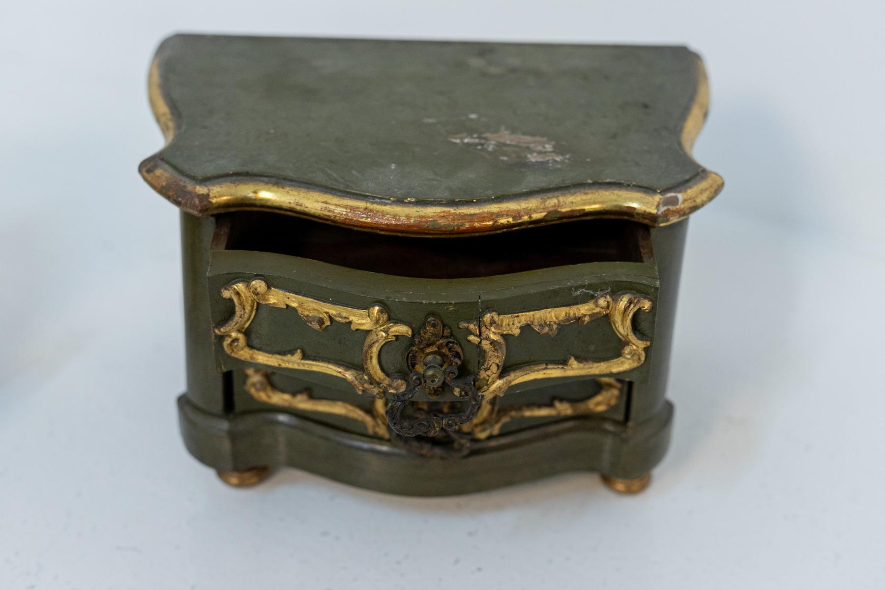 Pair of Vintage Gold Lacquered Wood Jewel Boxes For Sale 2