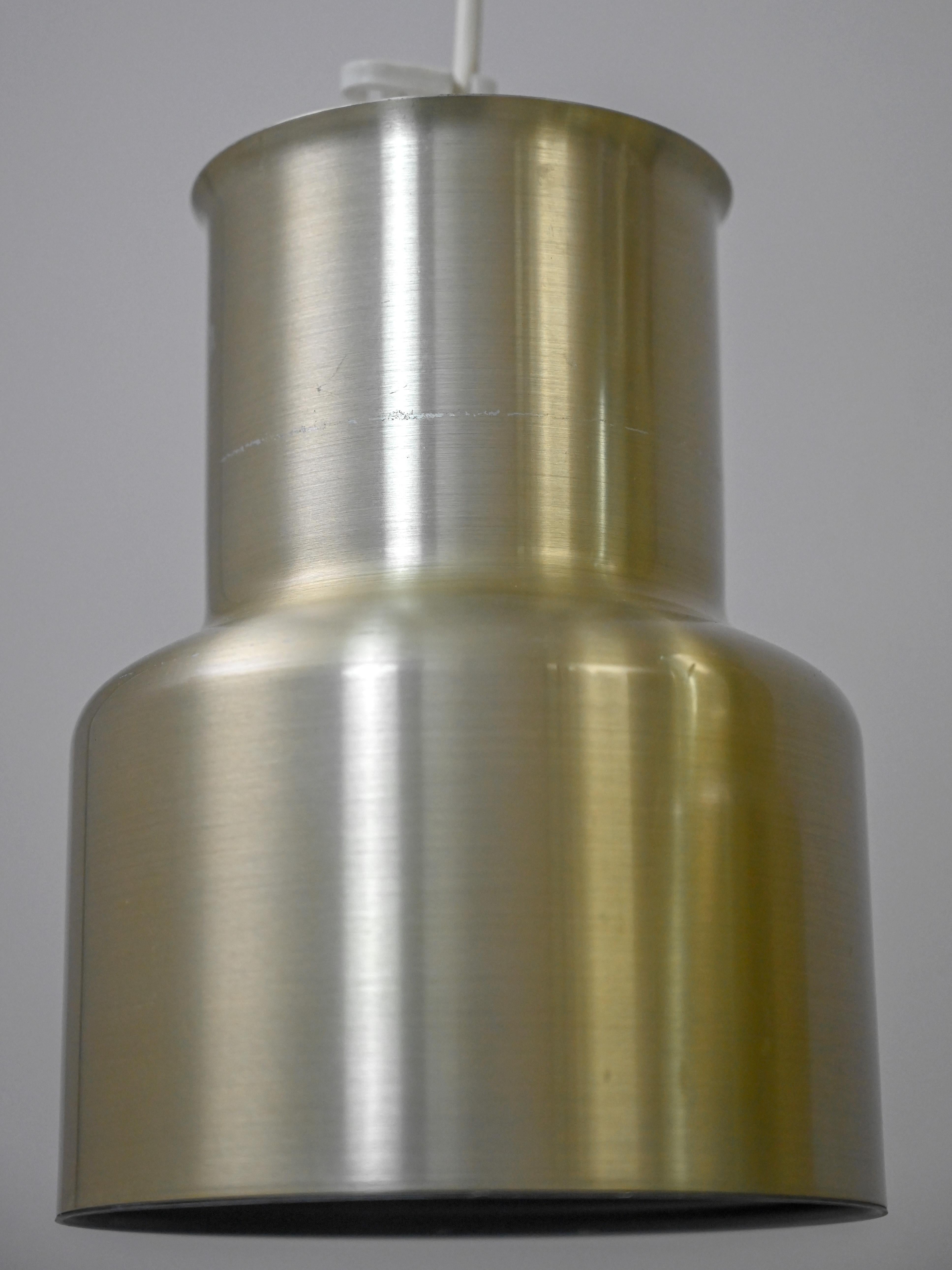 Coppia di lampade in lamiera originali degli anni '60.
Il design in stile industriale è impreziosito da una cromatura dorata.
Perfetti sopra il tavolo da pranzo o anche come luci per la zona studio, in perfetto stile scandinavo.
Condizioni