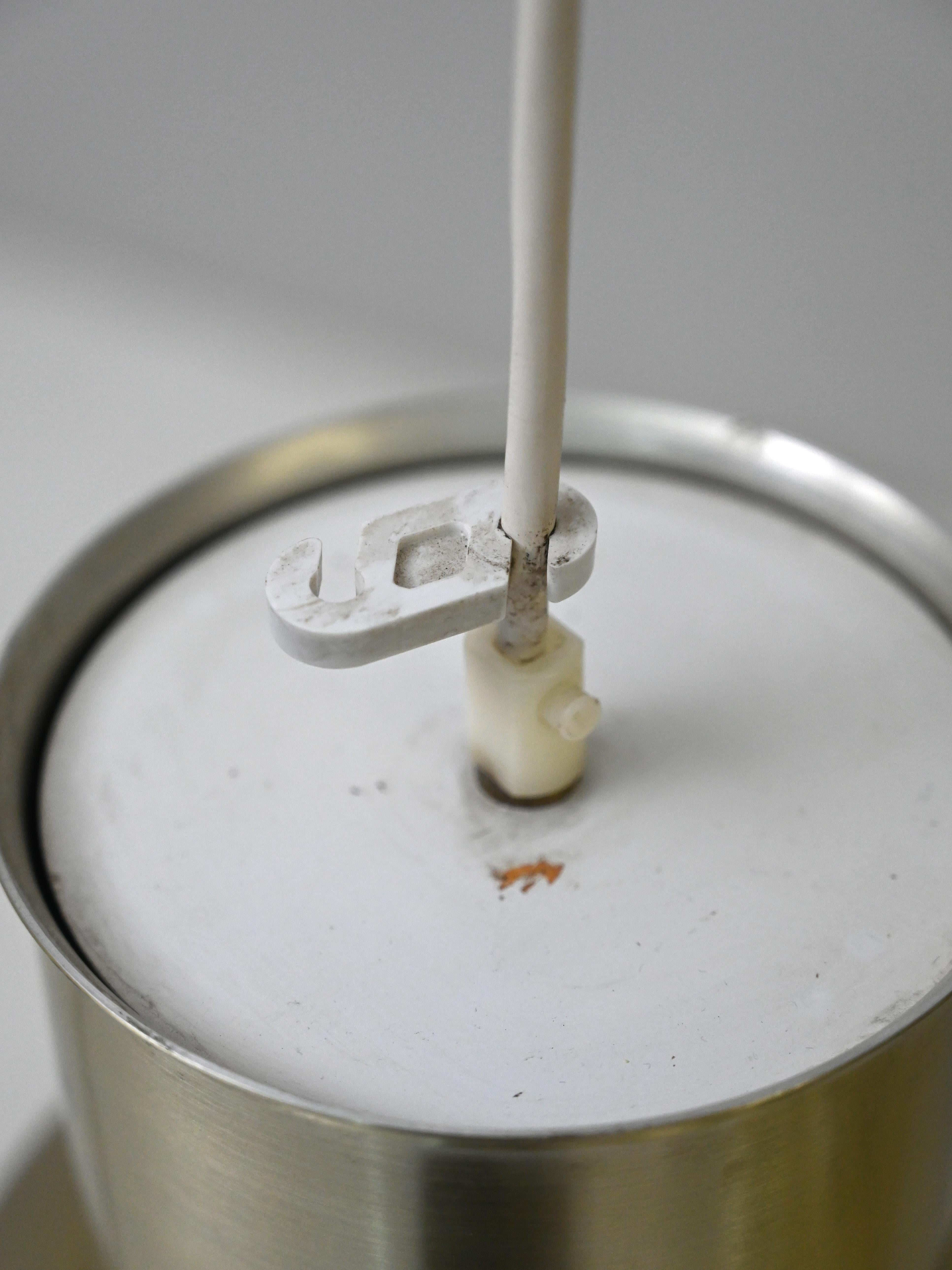 Scandinavo Coppia di lampade a sospensione vintage in oro in vendita