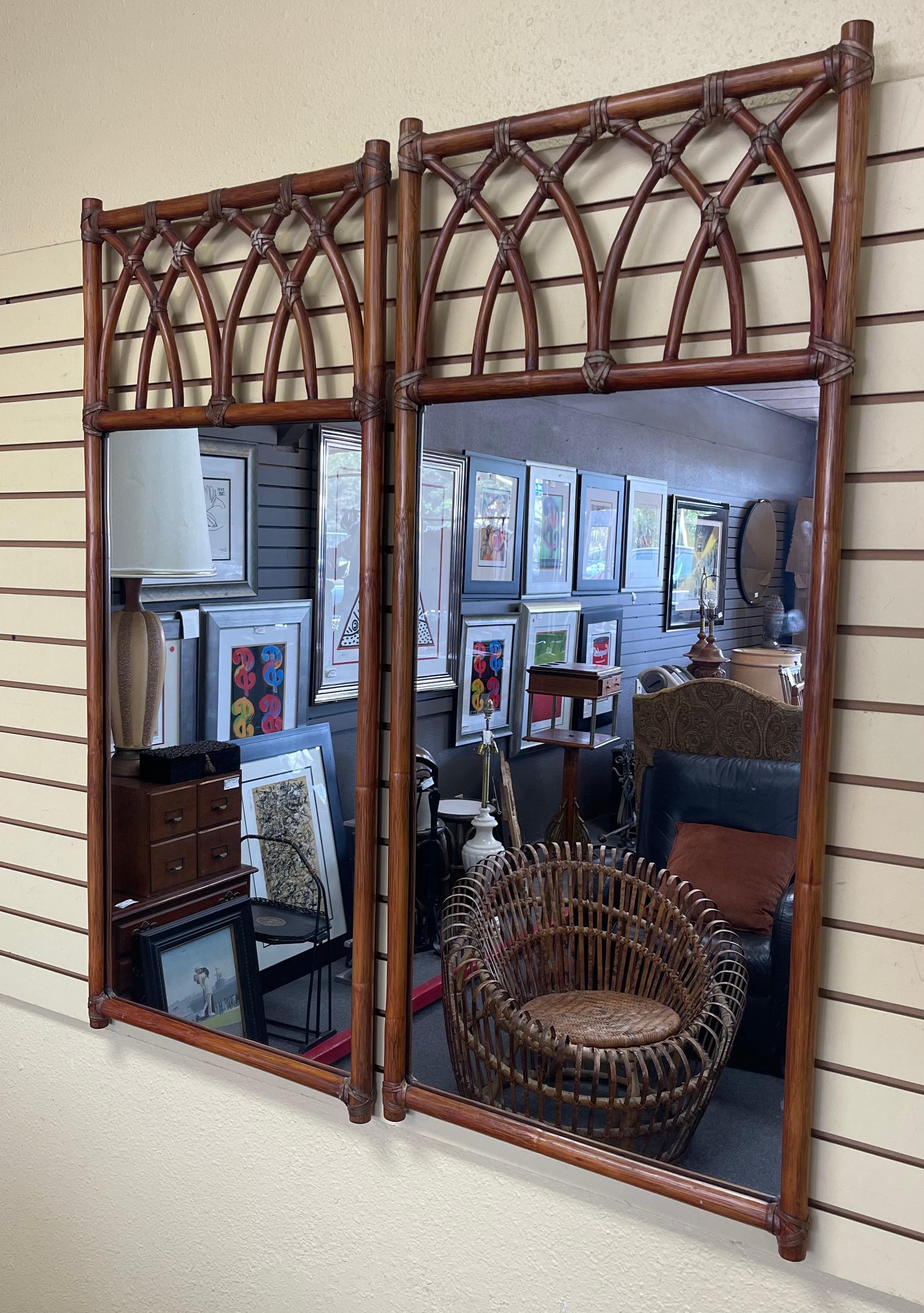 Américain Paire de miroirs gothiques vintage en bambou en forme d'arc de cercle par McGuire en vente
