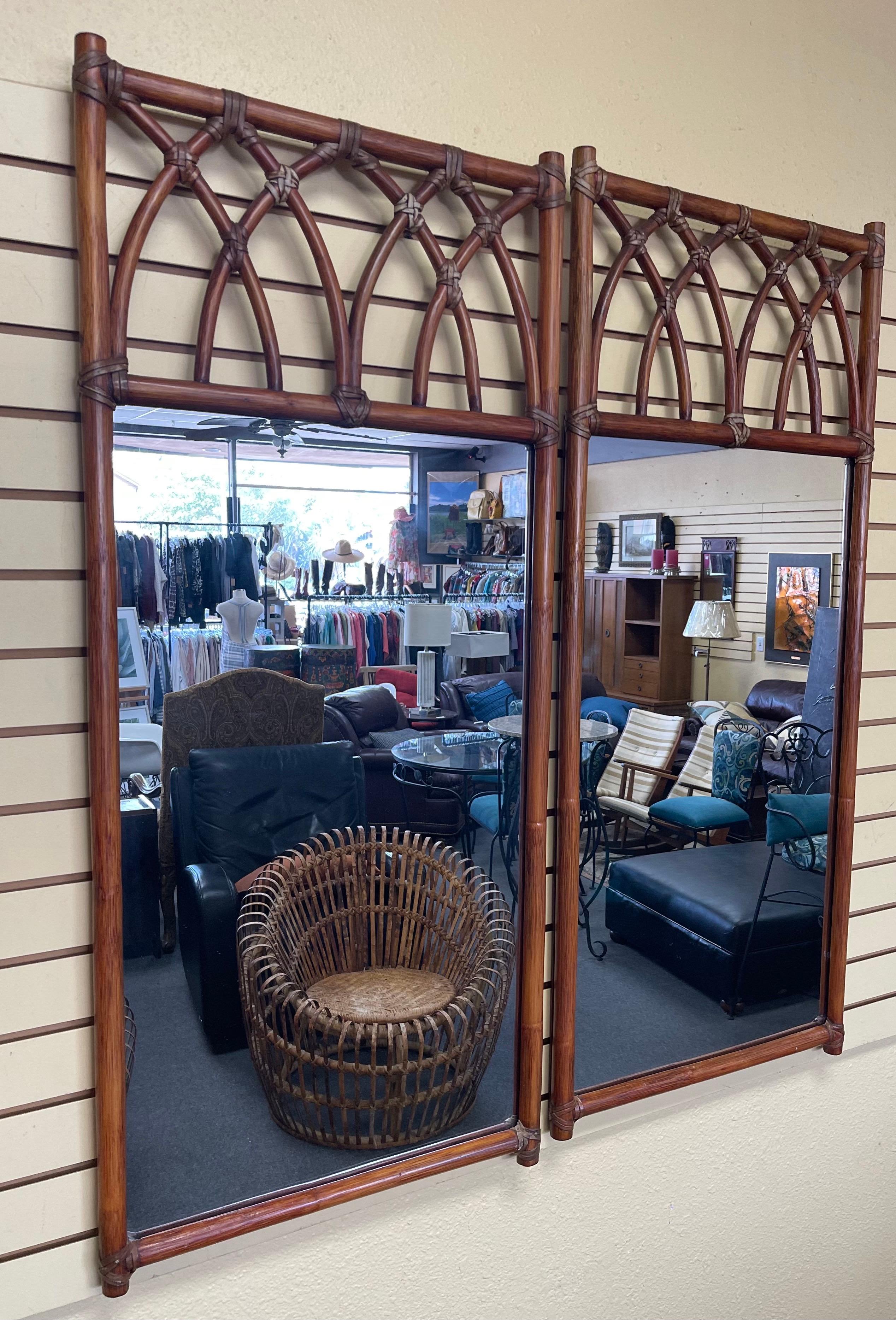 20ième siècle Paire de miroirs gothiques vintage en bambou en forme d'arc de cercle par McGuire en vente