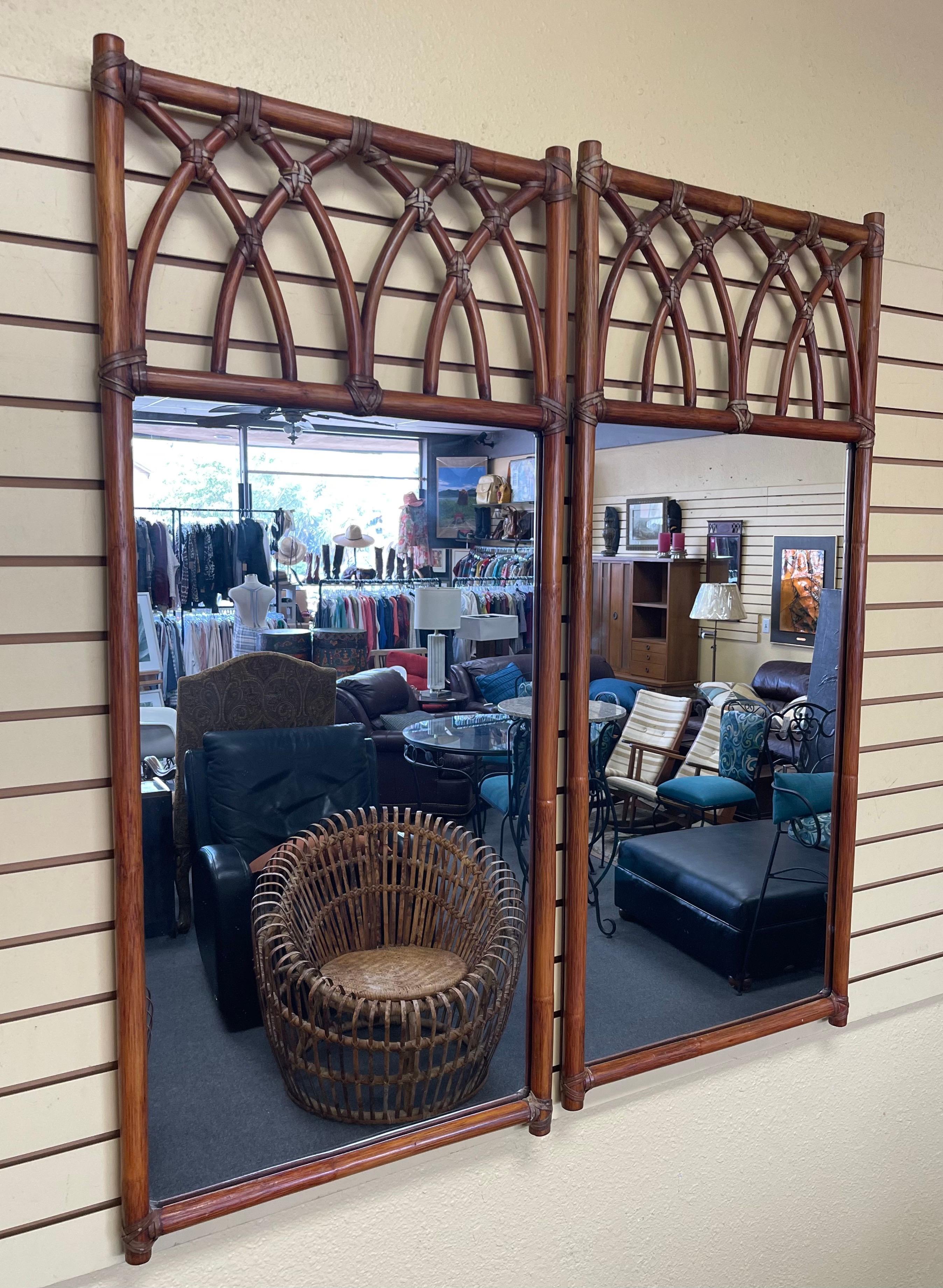 Miroir Paire de miroirs gothiques vintage en bambou en forme d'arc de cercle par McGuire en vente