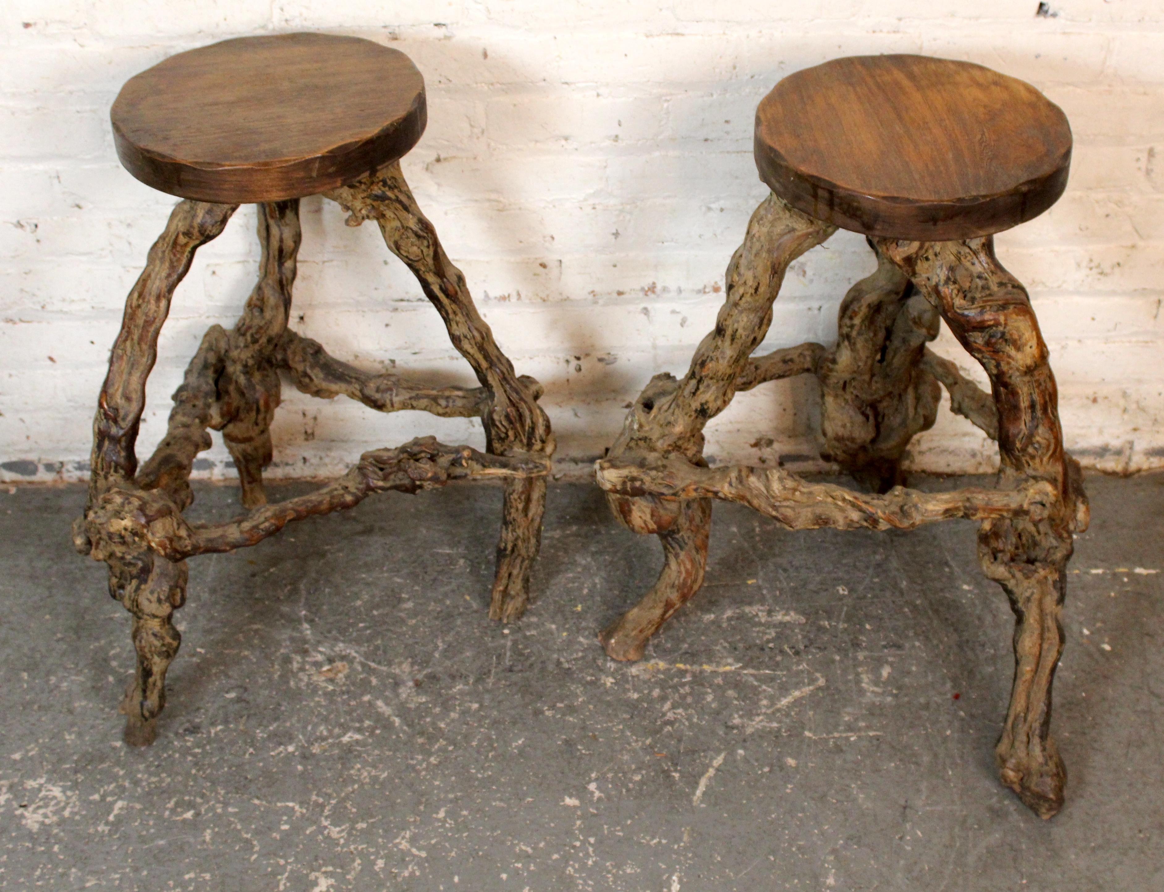 Orgánicos y escultóricos, este par de taburetes vintage de raíz de parra muestran la belleza natural y la complejidad de las formas de la madera retorcida. Cada pieza tiene una forma única y ofrece una textura rica y un carácter terrenal, perfecto