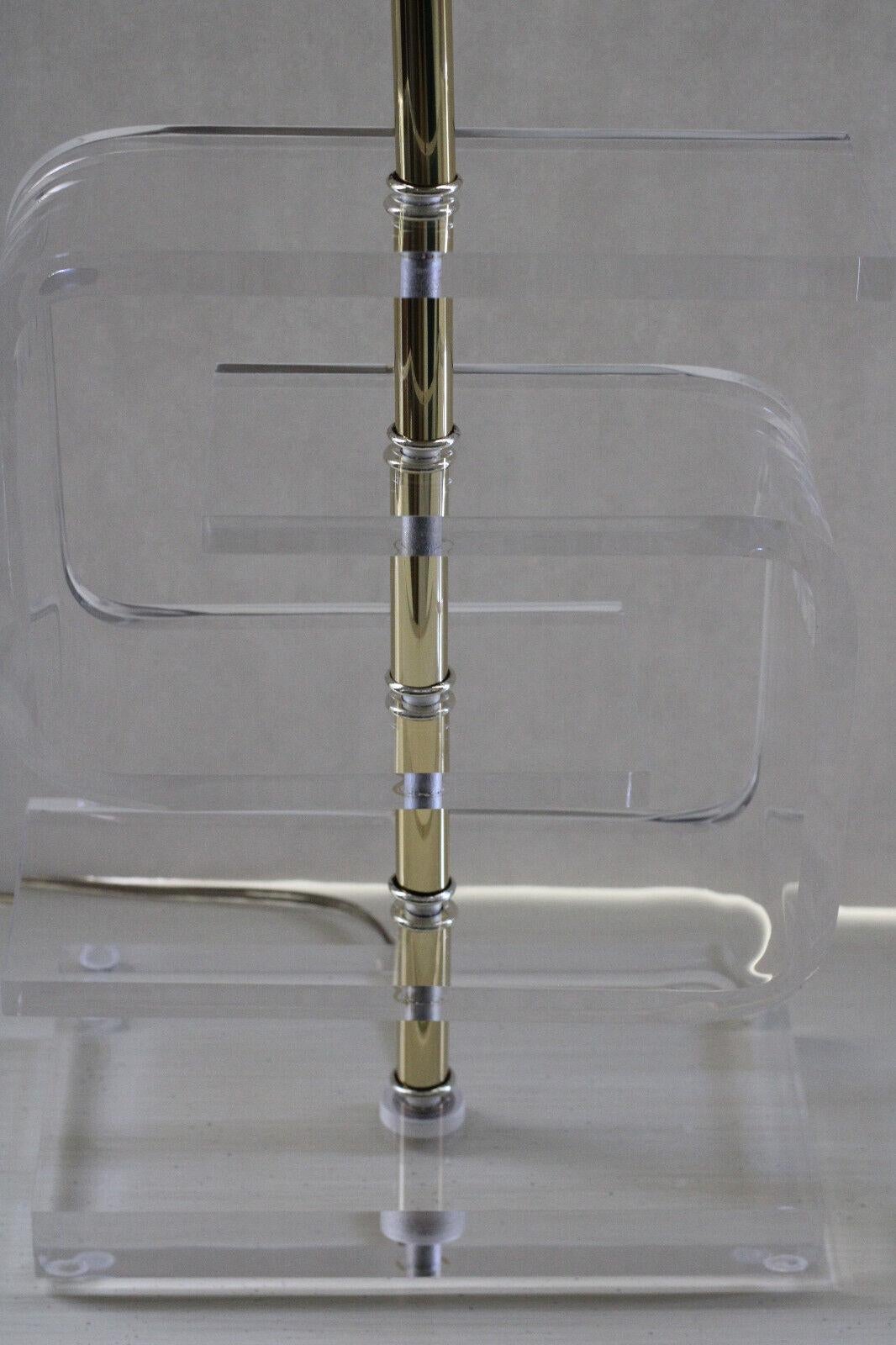 Paire de lampes de bureau vintage en lucite à motif clé grecque dans le style de Les Prismatiques en vente 6