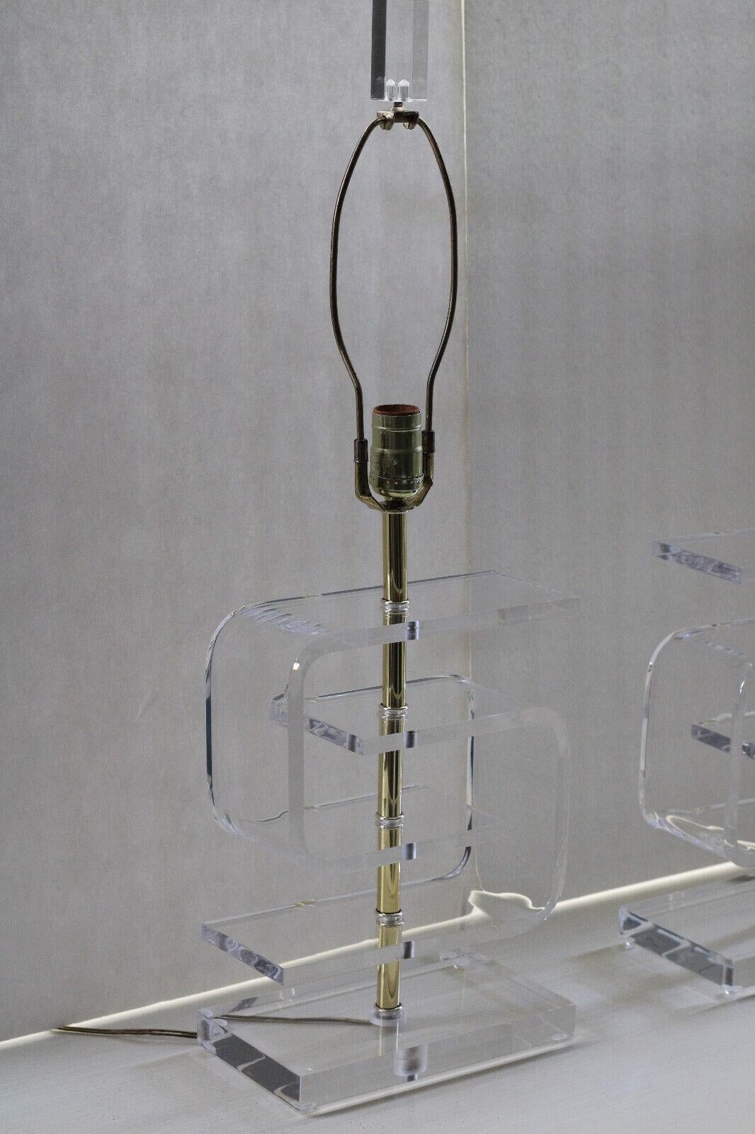 Paire de lampes de bureau vintage en lucite à motif clé grecque dans le style de Les Prismatiques en vente 7