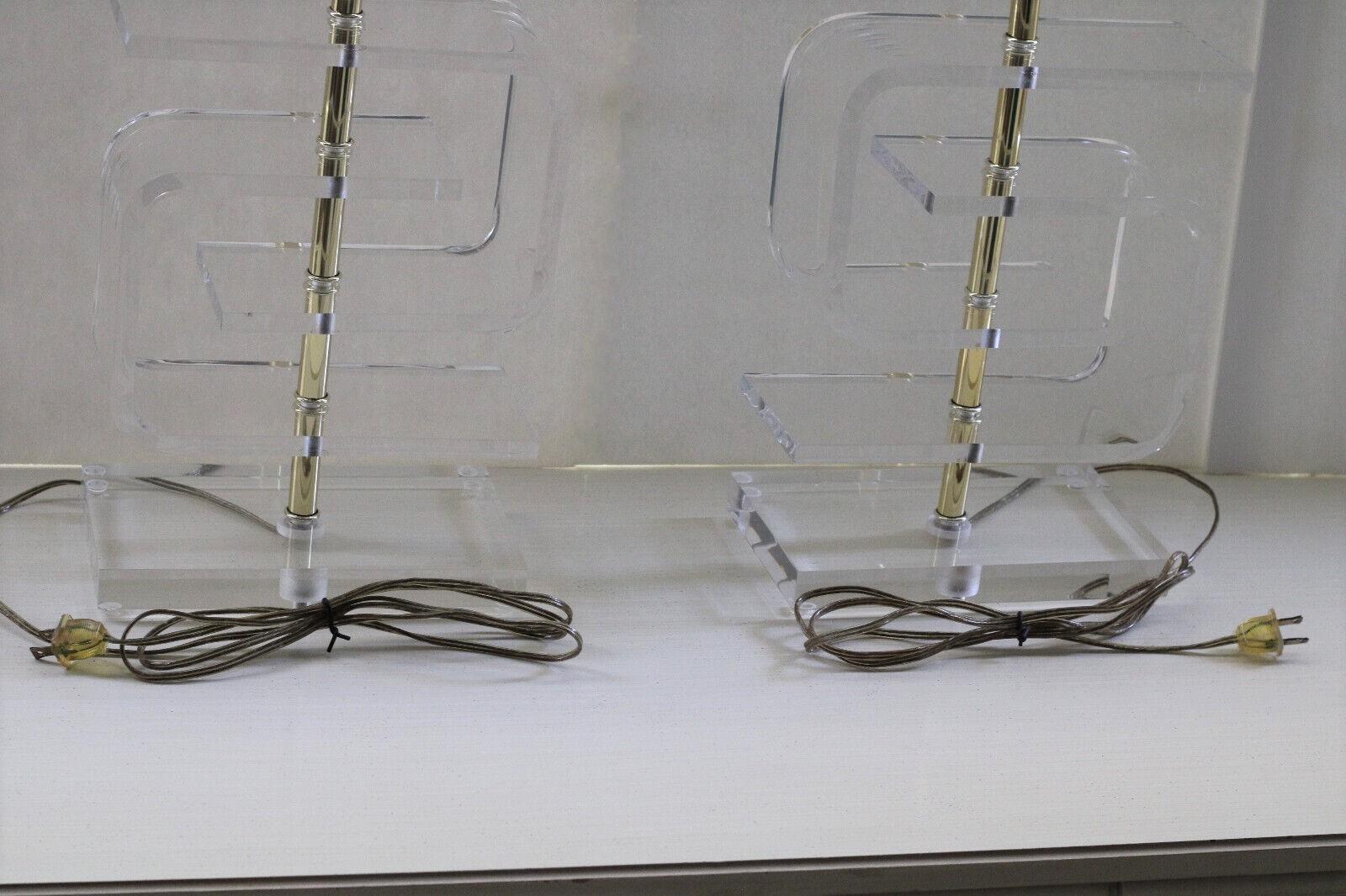 Paire de lampes de bureau vintage en lucite à motif clé grecque dans le style de Les Prismatiques en vente 9