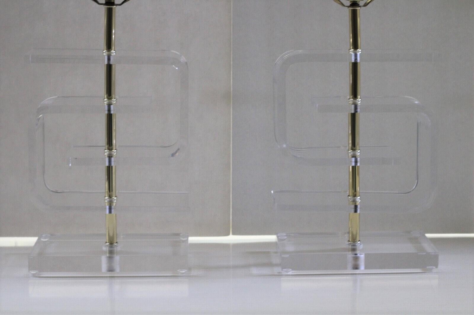 Lucite Paire de lampes de bureau vintage en lucite à motif clé grecque dans le style de Les Prismatiques en vente