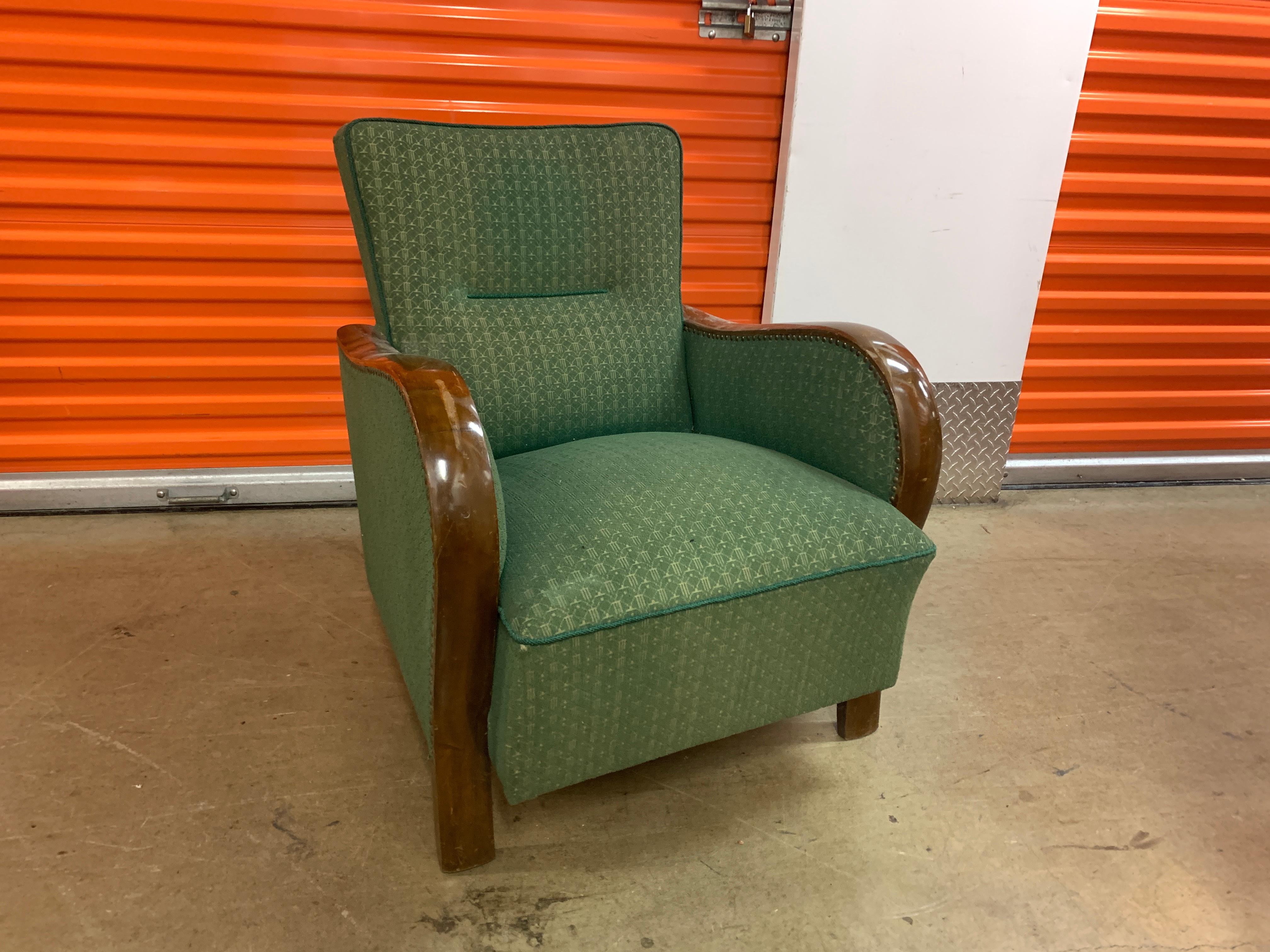 A welcoming pair of vintage armchairs upholstered with it's original sophisticated green fabric.

Size: Arm height 24