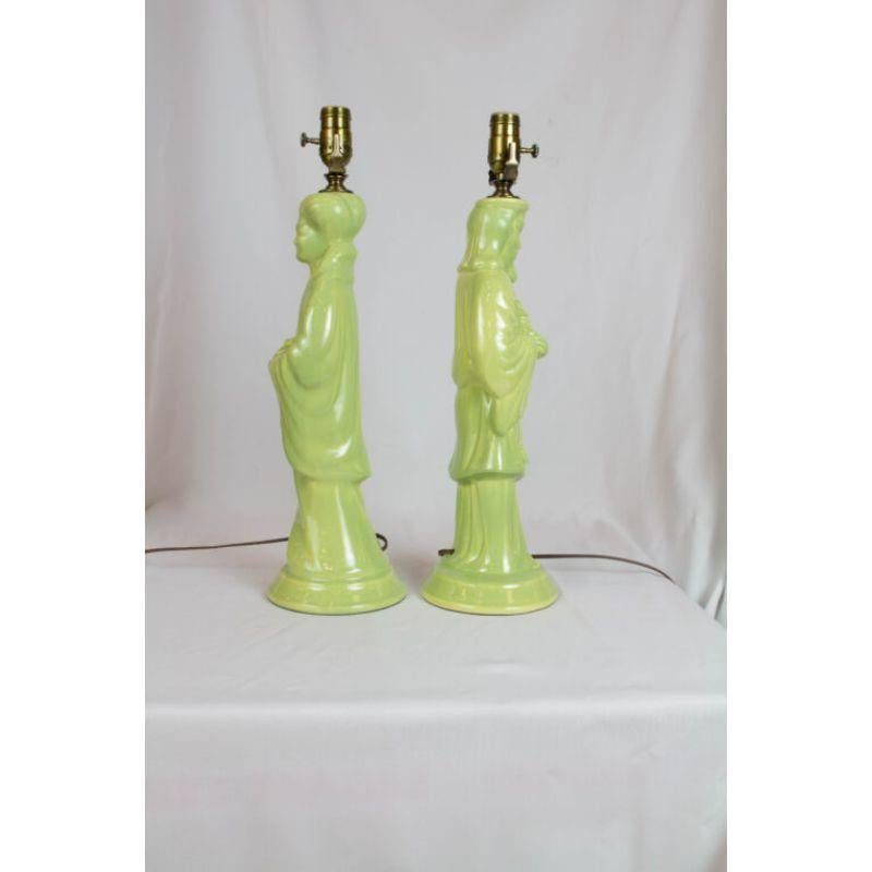 Paar grüne asiatische figurale Vintage-Lampen (20. Jahrhundert) im Angebot