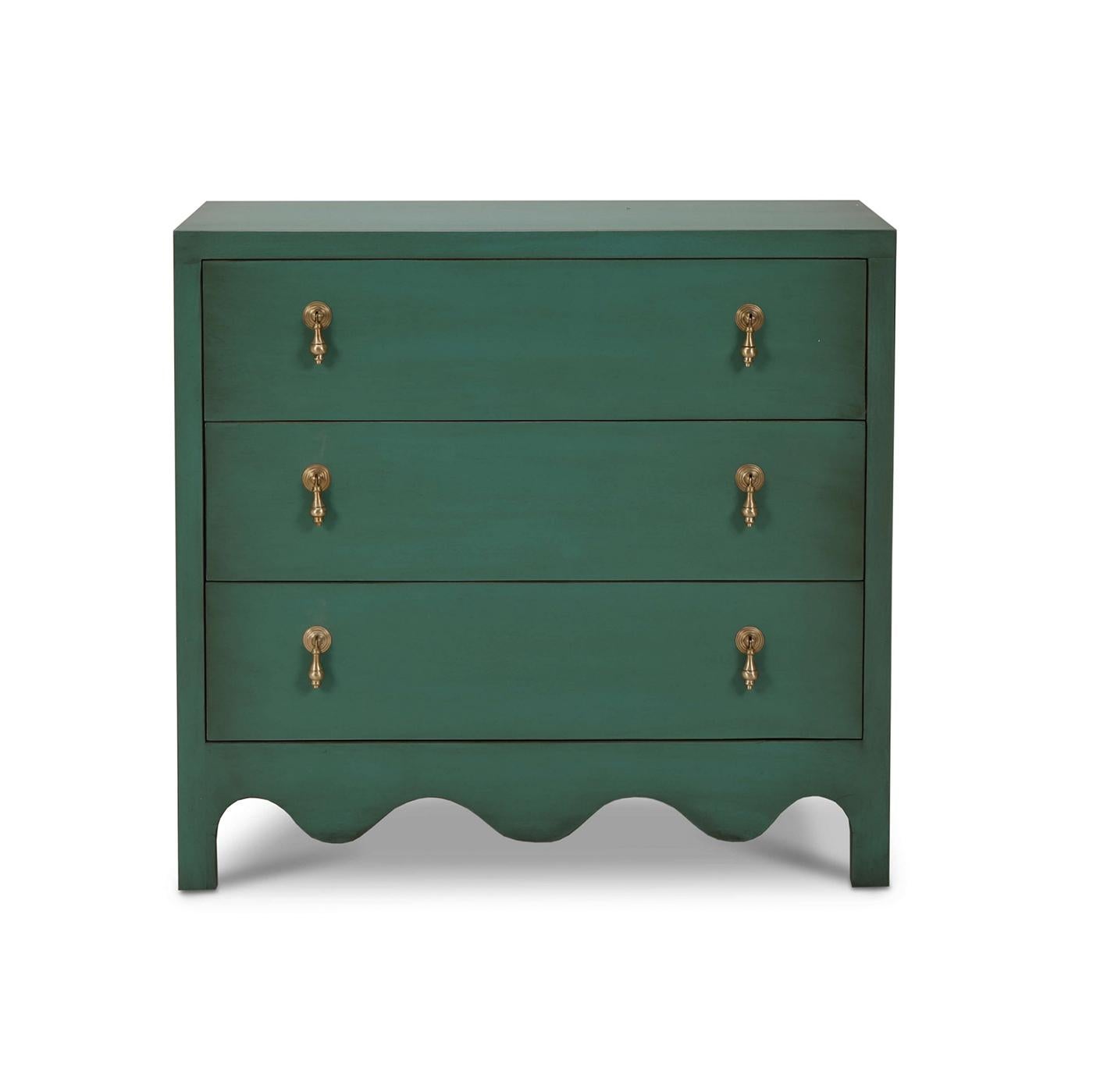 Alliant parfaitement style et fonctionnalité, cette pièce est sûre de devenir un élément favori de tout décor. 

La finition peinte à la main en vert saule profond et légèrement vieillie et le détail de la base festonnée exsudent une esthétique