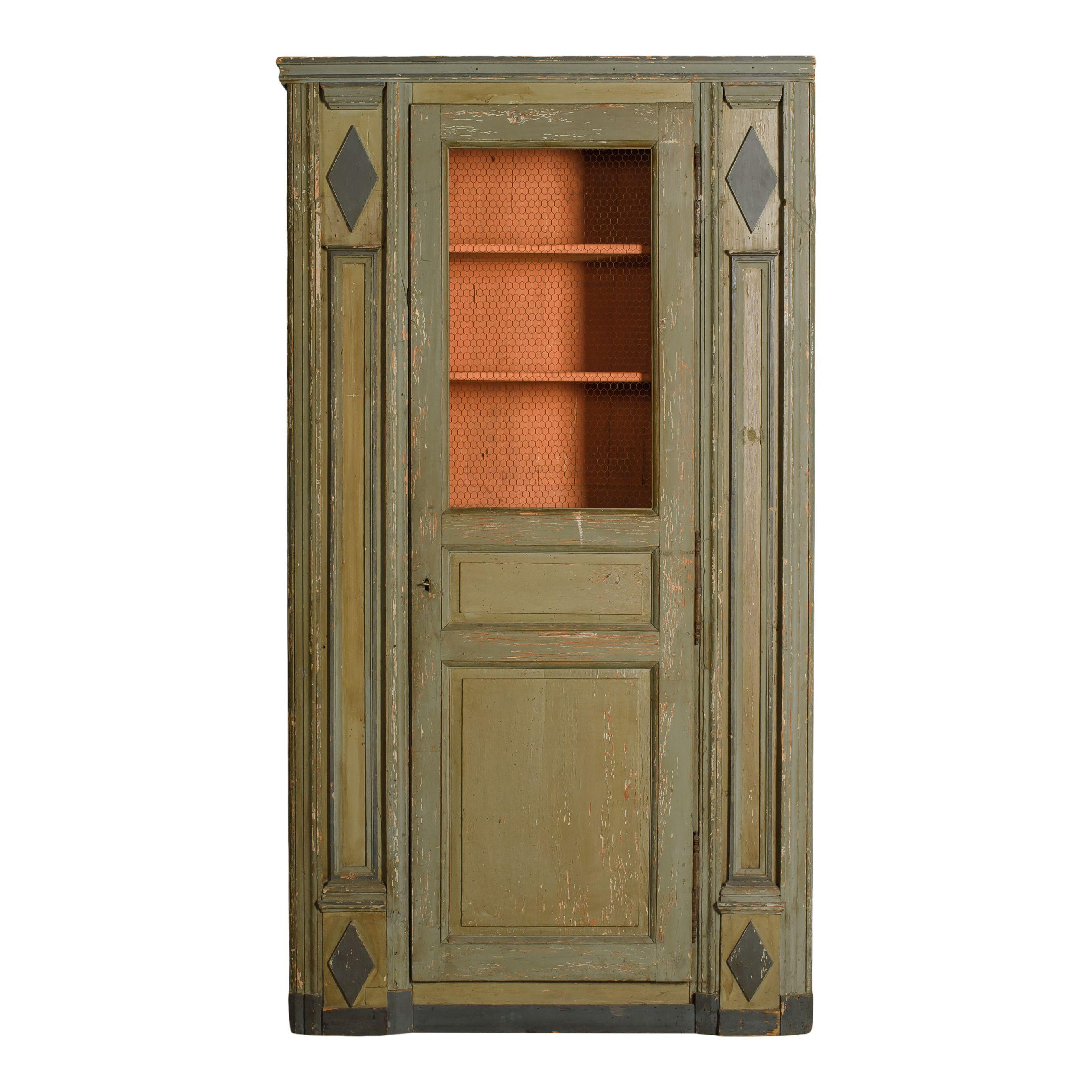 Ein Paar grüne Vintage-Schränke mit geschnitzten und bemalten Details (Französisch) im Angebot