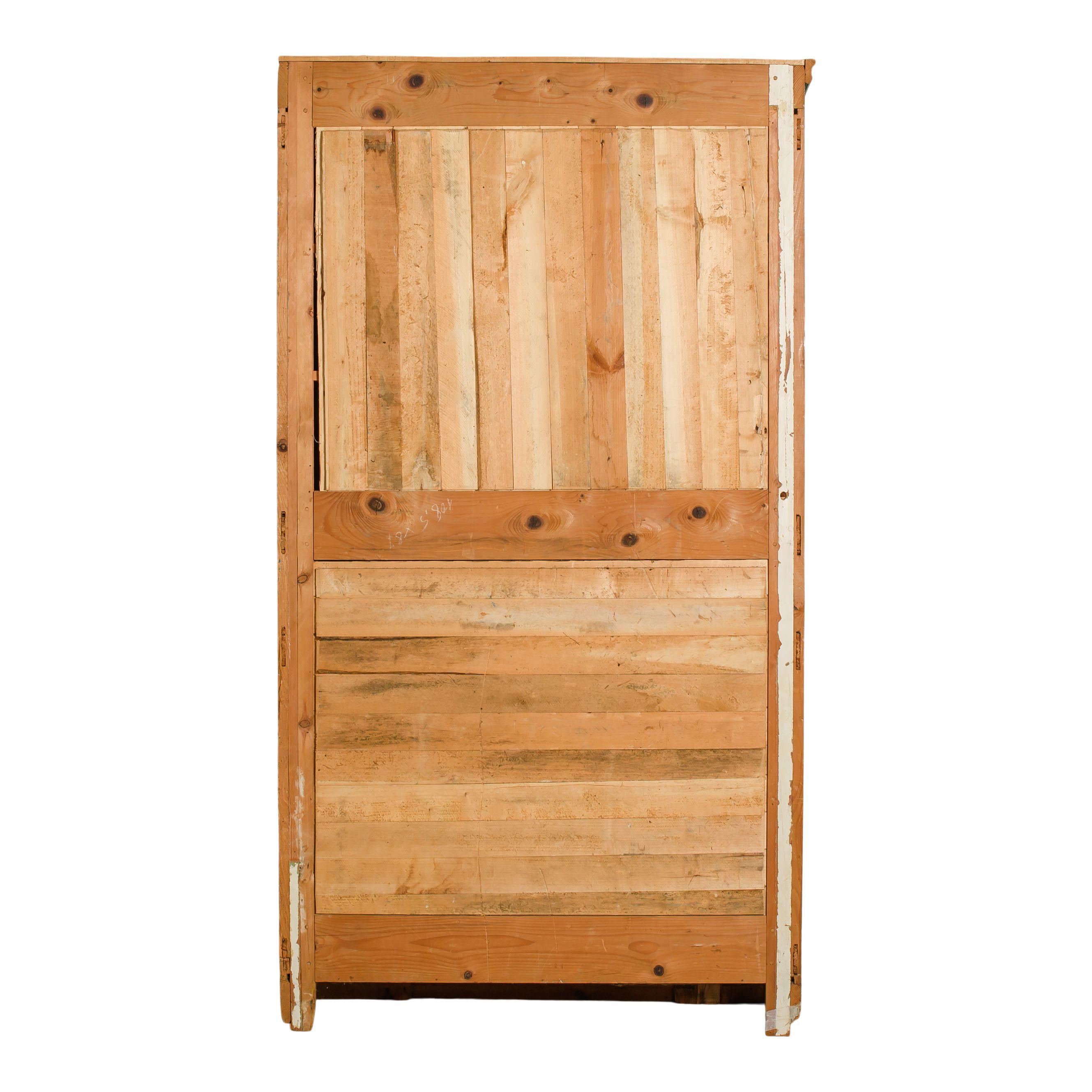 Ein Paar grüne Vintage-Schränke mit geschnitzten und bemalten Details (Holz) im Angebot