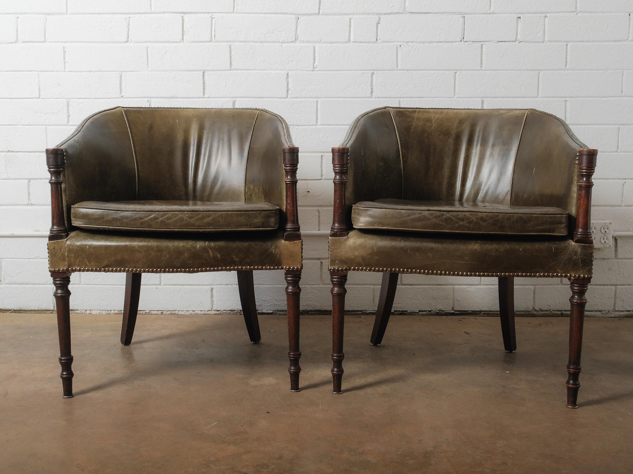 Néoclassique Paire de chaises baril en cuir vert vintage avec pieds en bois tourné garnis de têtes de clous en vente