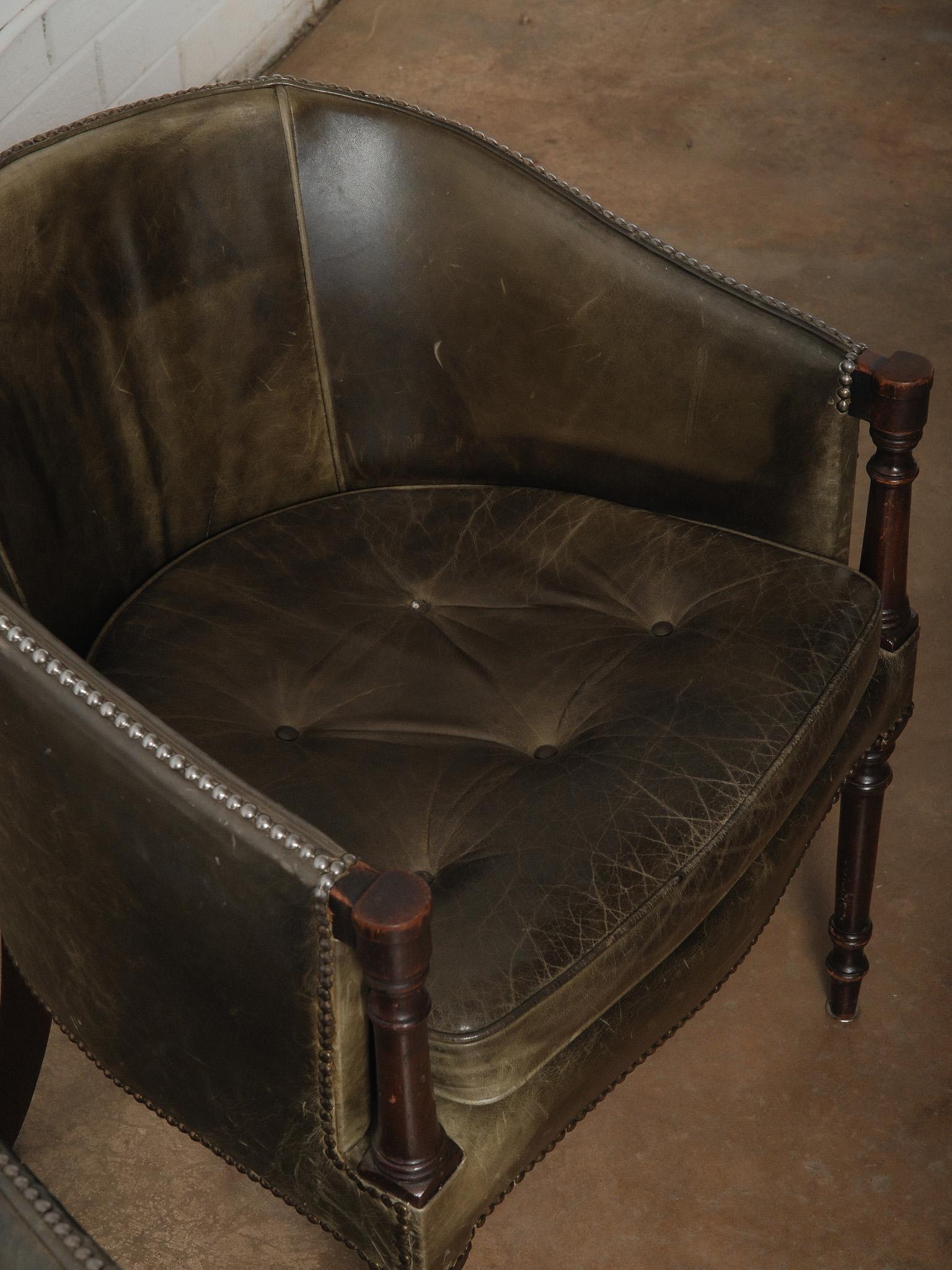 Paire de chaises baril en cuir vert vintage avec pieds en bois tourné garnis de têtes de clous Bon état - En vente à High Point, NC