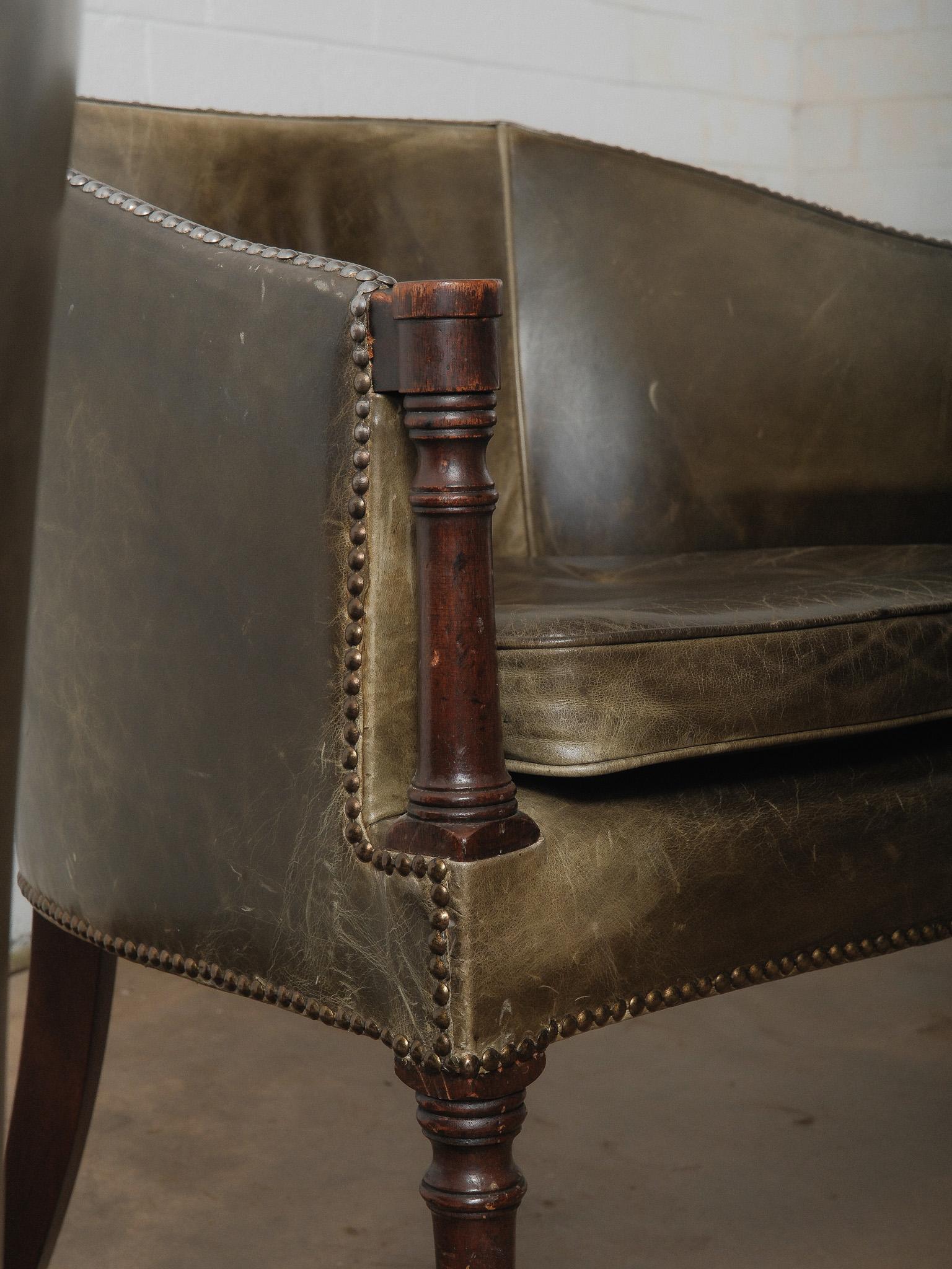 20ième siècle Paire de chaises baril en cuir vert vintage avec pieds en bois tourné garnis de têtes de clous en vente