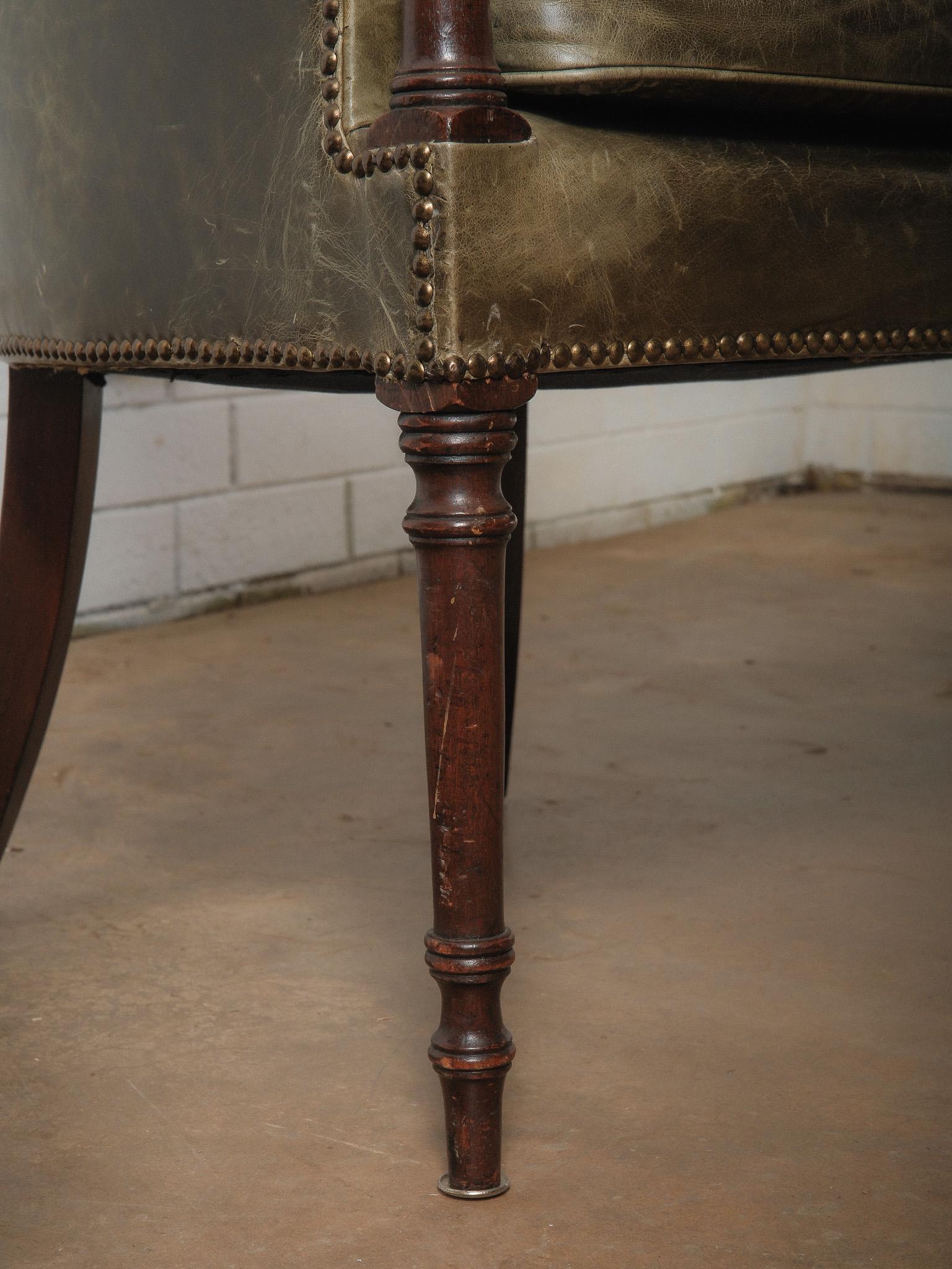 Cuir Paire de chaises baril en cuir vert vintage avec pieds en bois tourné garnis de têtes de clous en vente