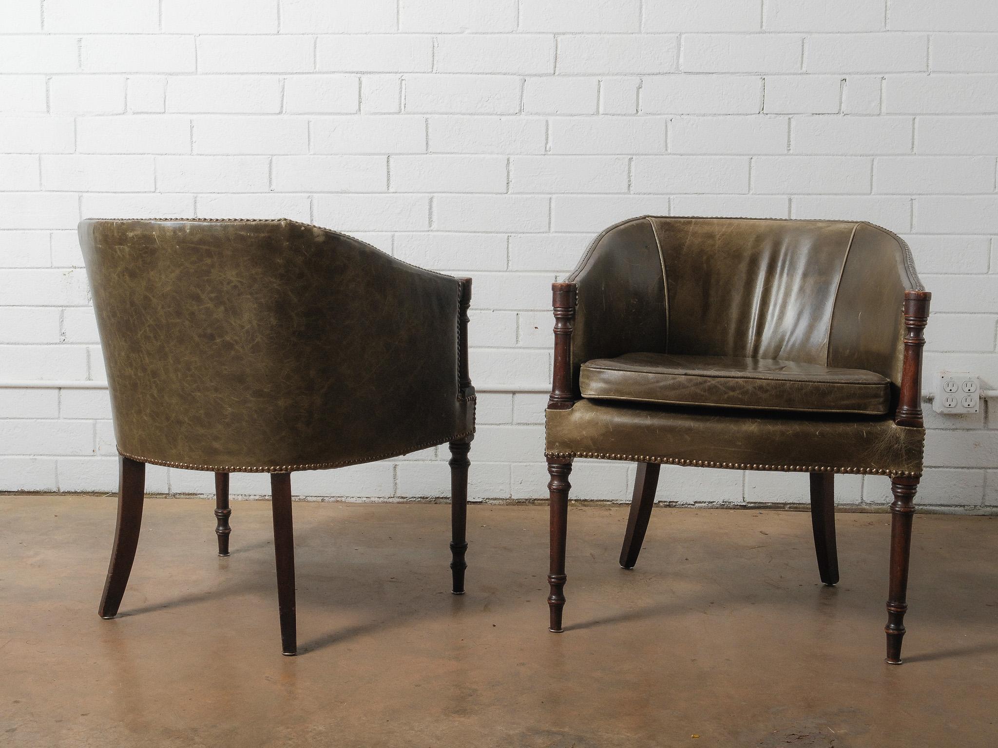 Paire de chaises baril en cuir vert vintage avec pieds en bois tourné garnis de têtes de clous en vente 1