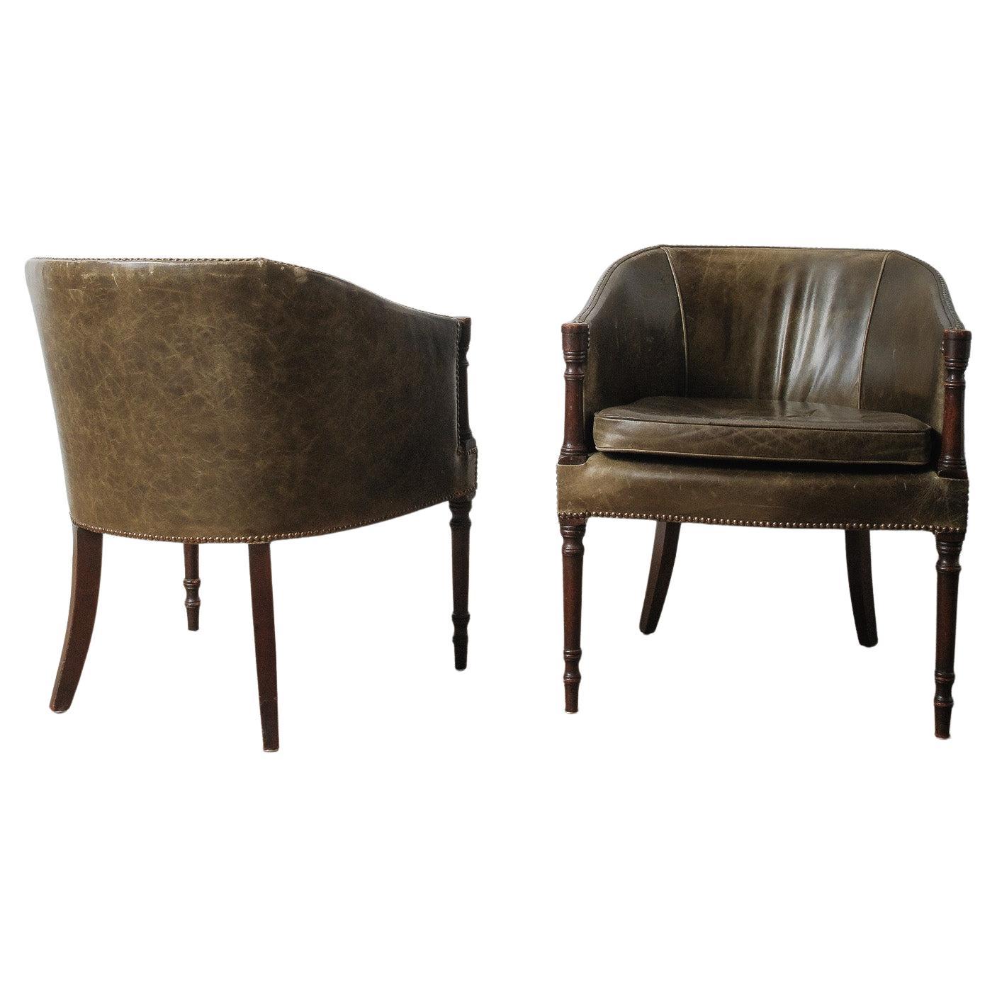 Paire de chaises baril en cuir vert vintage avec pieds en bois tourné garnis de têtes de clous