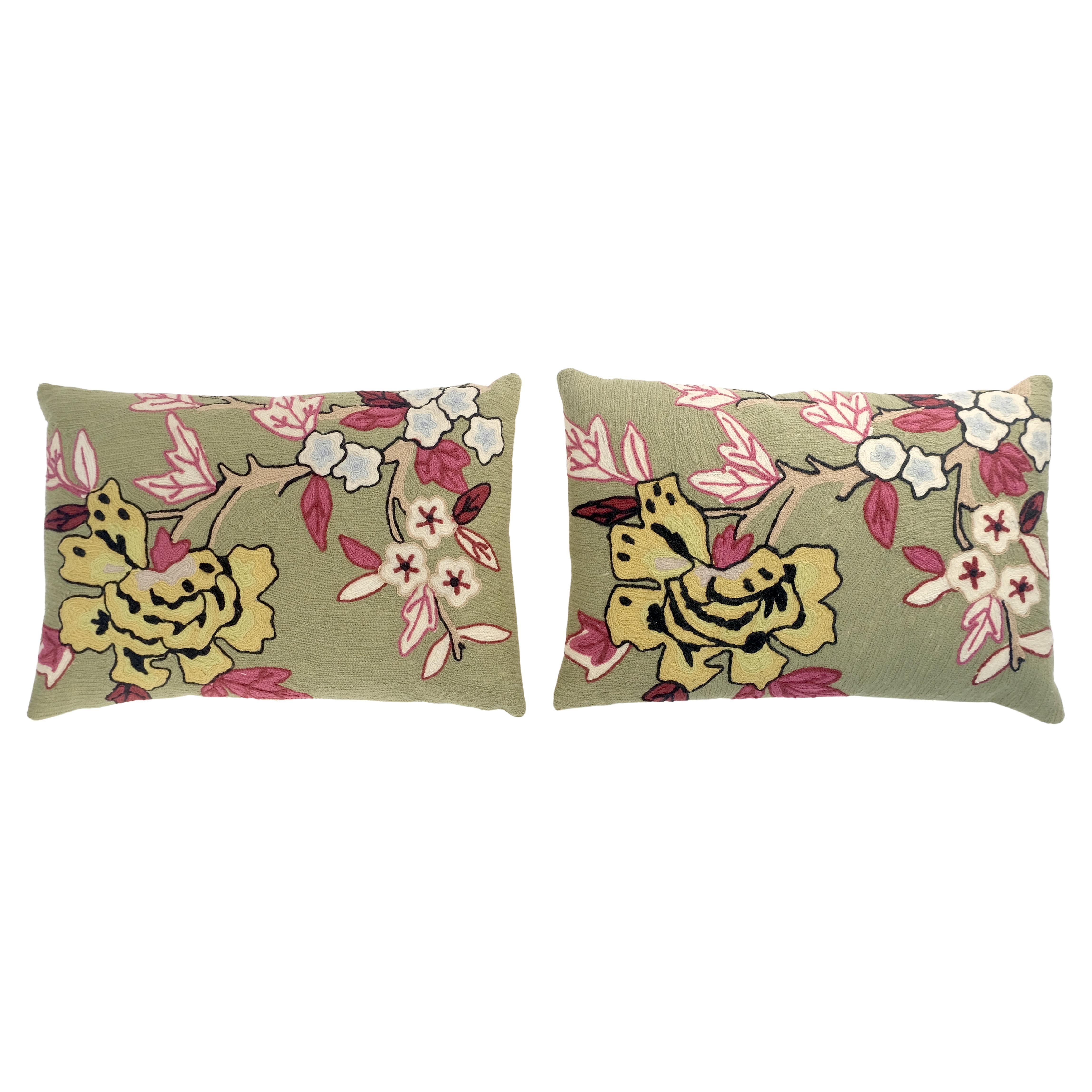 Pareja de almohadas vintage de crewel verde rojo y amarillo MENTA