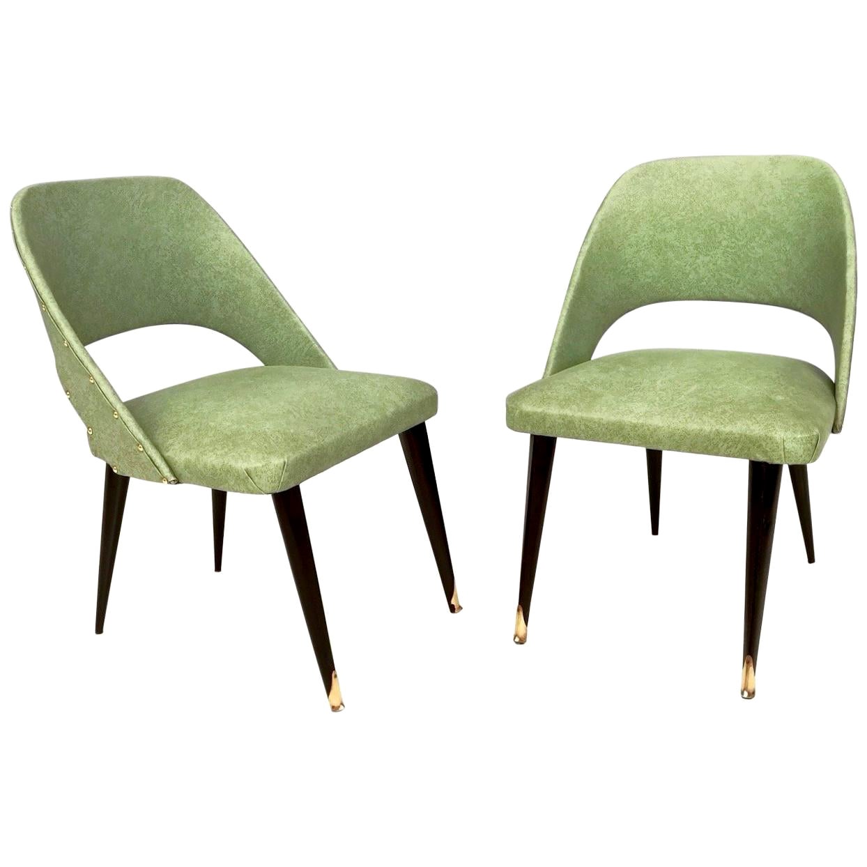 Coppia di poltroncine vintage in Skai verde con gambe in Wood ebanizzato, Italia