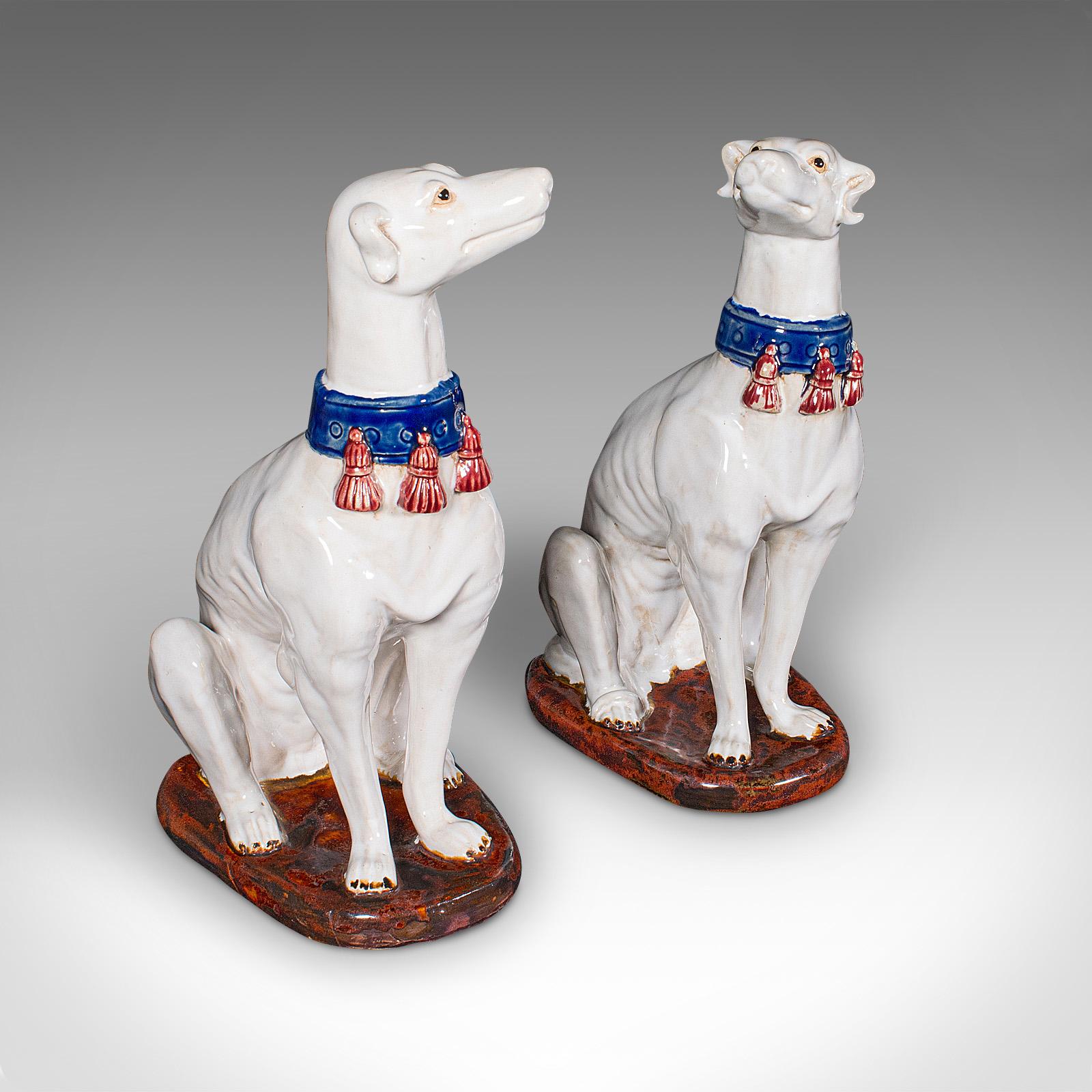 Se trata de un par de figuras antiguas de Greyhound. Estatua italiana de perro sentado, de cerámica, o sujetalibros decorativo, de mediados del siglo XX, hacia 1950.

Figuras adorables con carácter y aspecto atractivos
Mostrando una deseable pátina