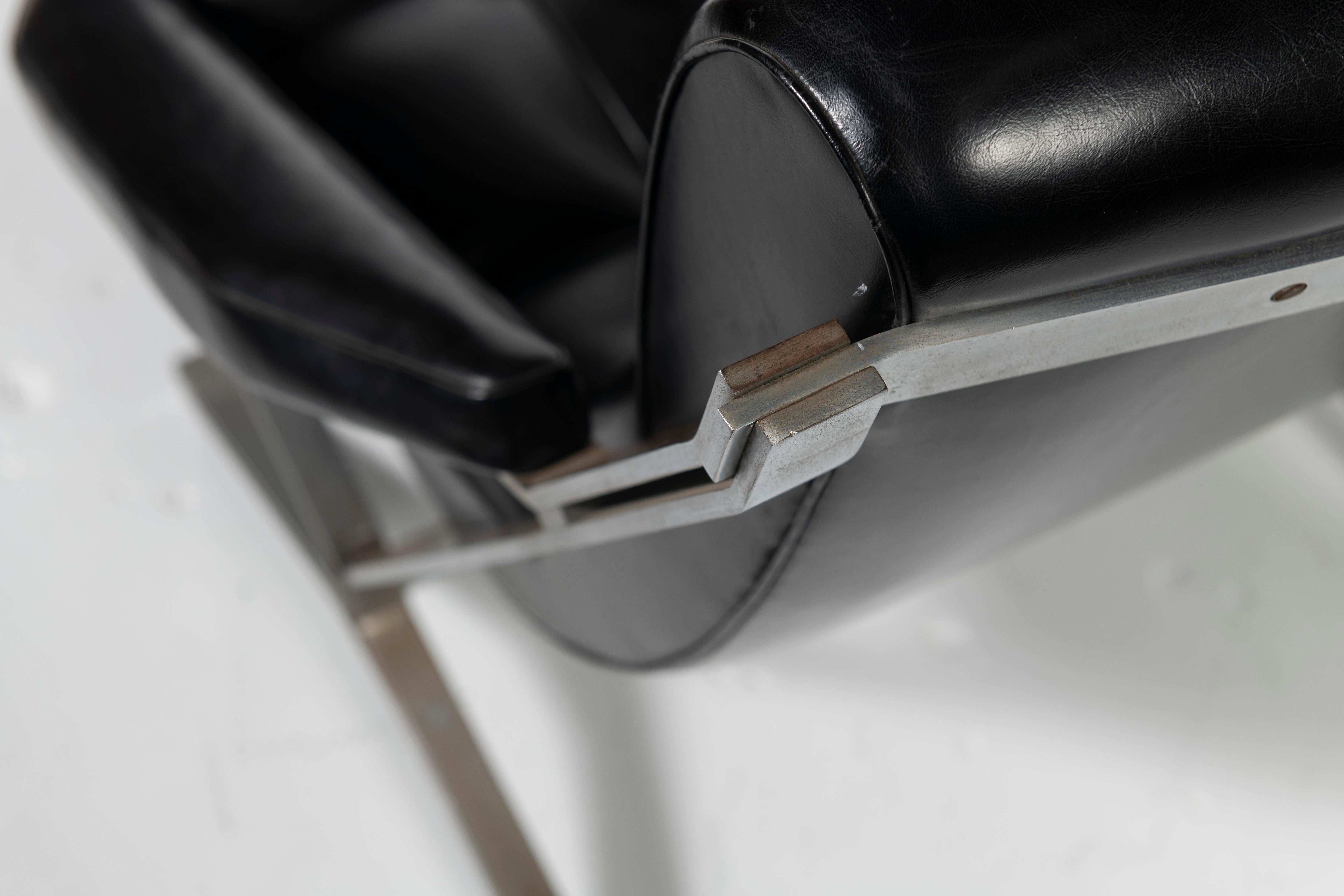 Paar Guilio Moscatelli-Stühle „Sayonara“ aus schwarzem Kunstleder und Stahl im Angebot 2