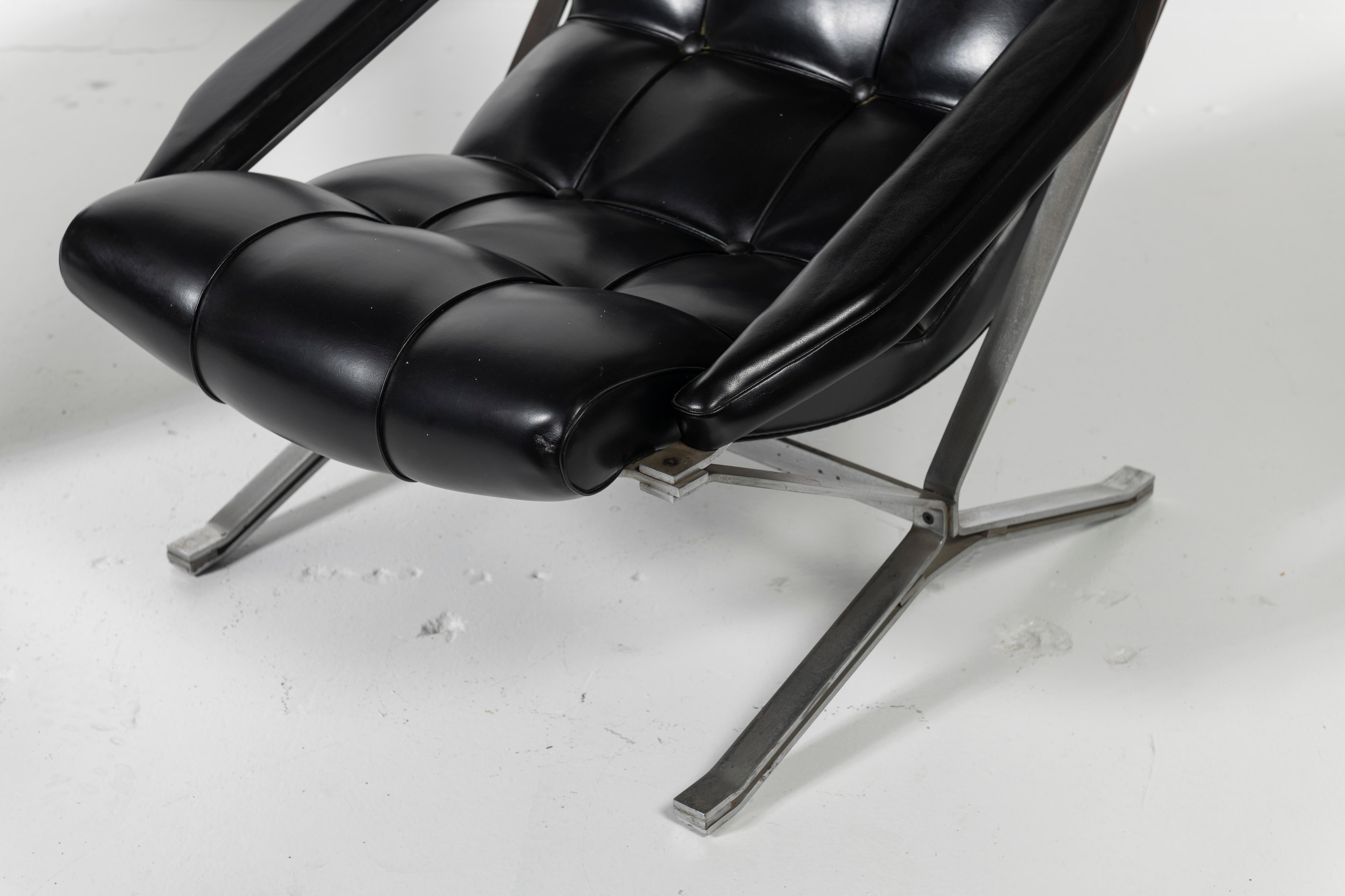 Pair of sleek, padded armchairs by Giulio Moscatelli for Formanova, 1970s, have chromed steel X-shaped supports and original faux leather upholstery. The chairs are structurally sound, though the cushions need to be replaced and the chrome could