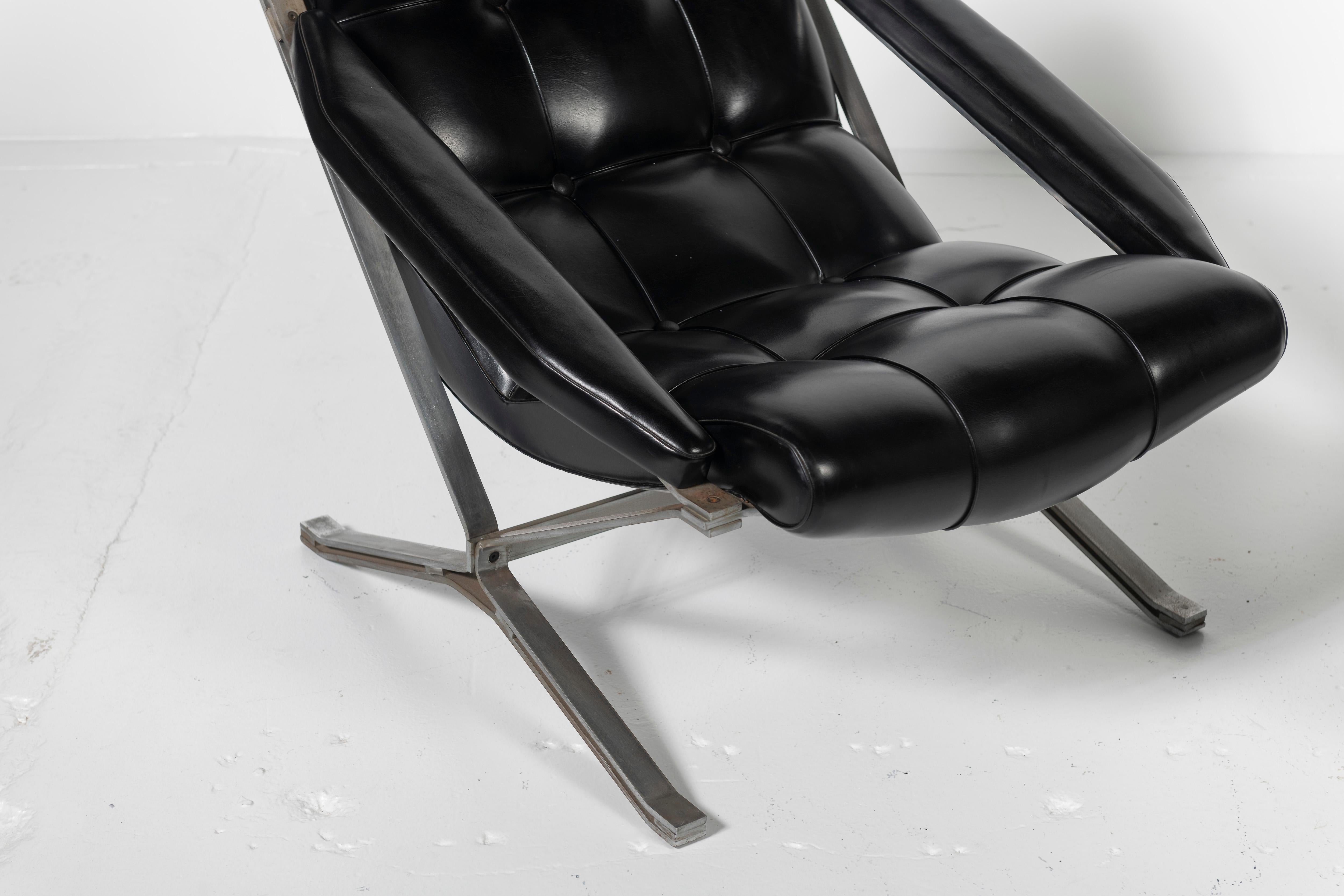 Paar Guilio Moscatelli-Stühle „Sayonara“ aus schwarzem Kunstleder und Stahl (Moderne der Mitte des Jahrhunderts) im Angebot