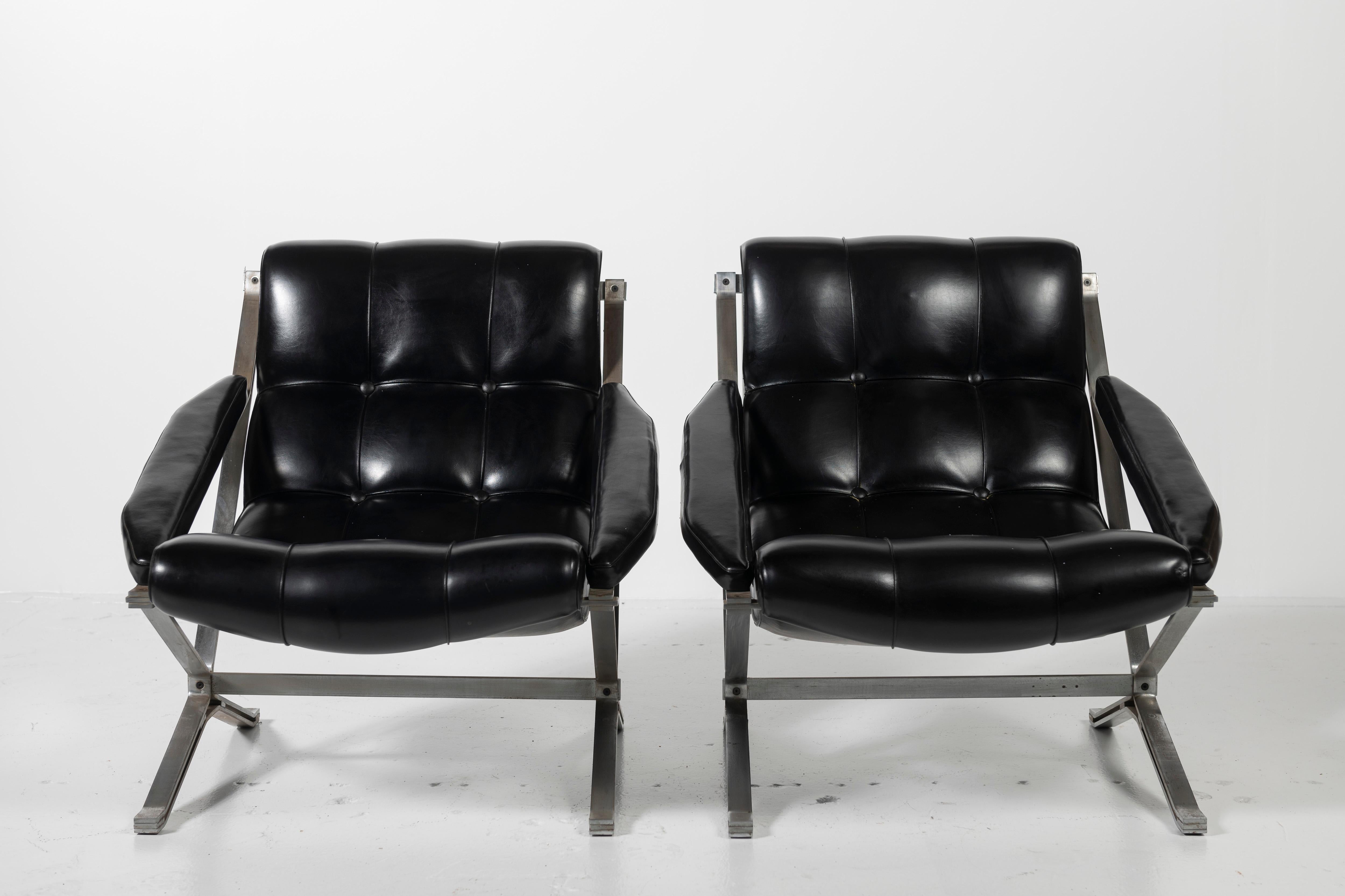 Paar Guilio Moscatelli-Stühle „Sayonara“ aus schwarzem Kunstleder und Stahl (Italienisch) im Angebot