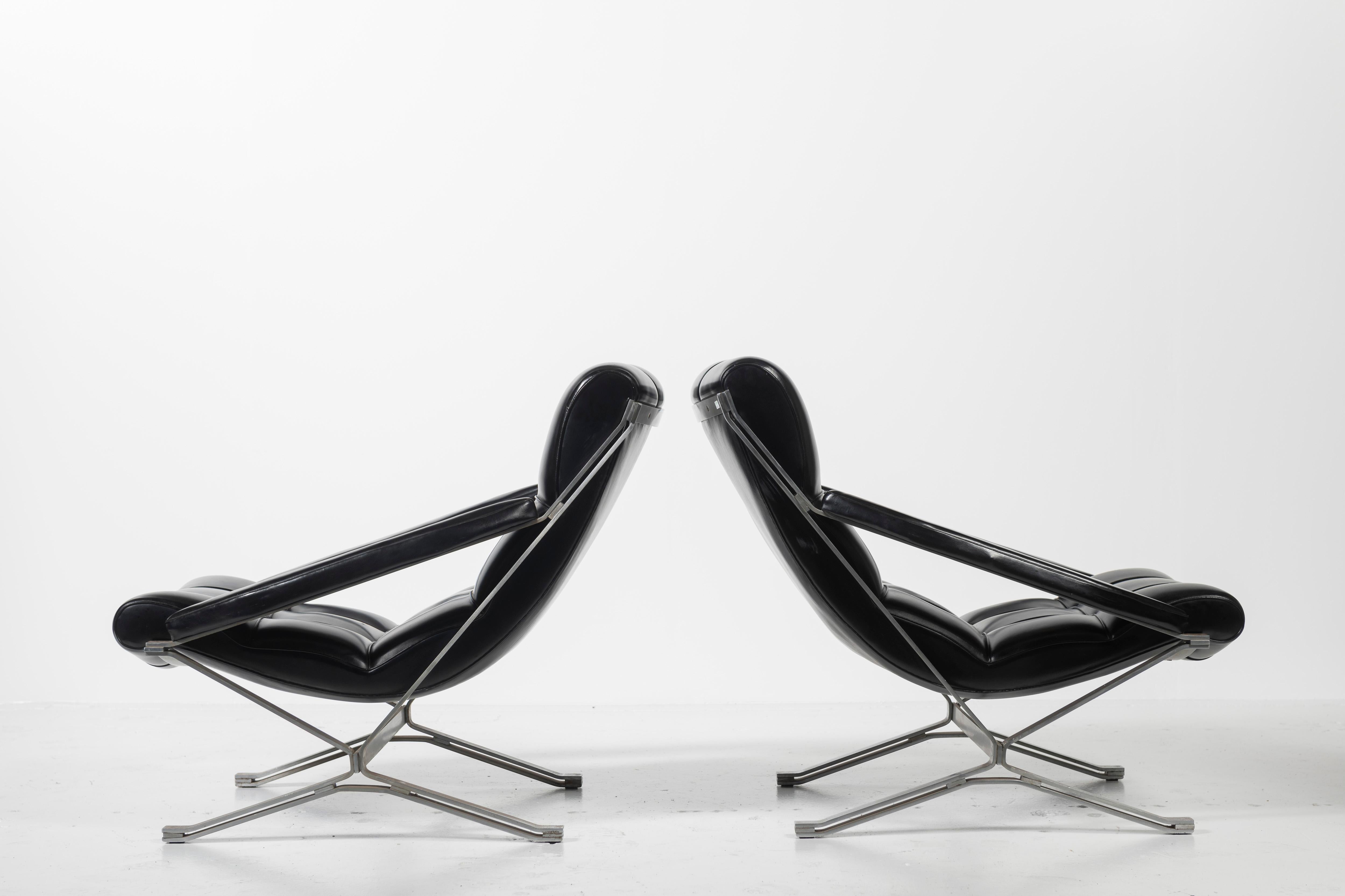 Paar Guilio Moscatelli-Stühle „Sayonara“ aus schwarzem Kunstleder und Stahl (Poliert) im Angebot