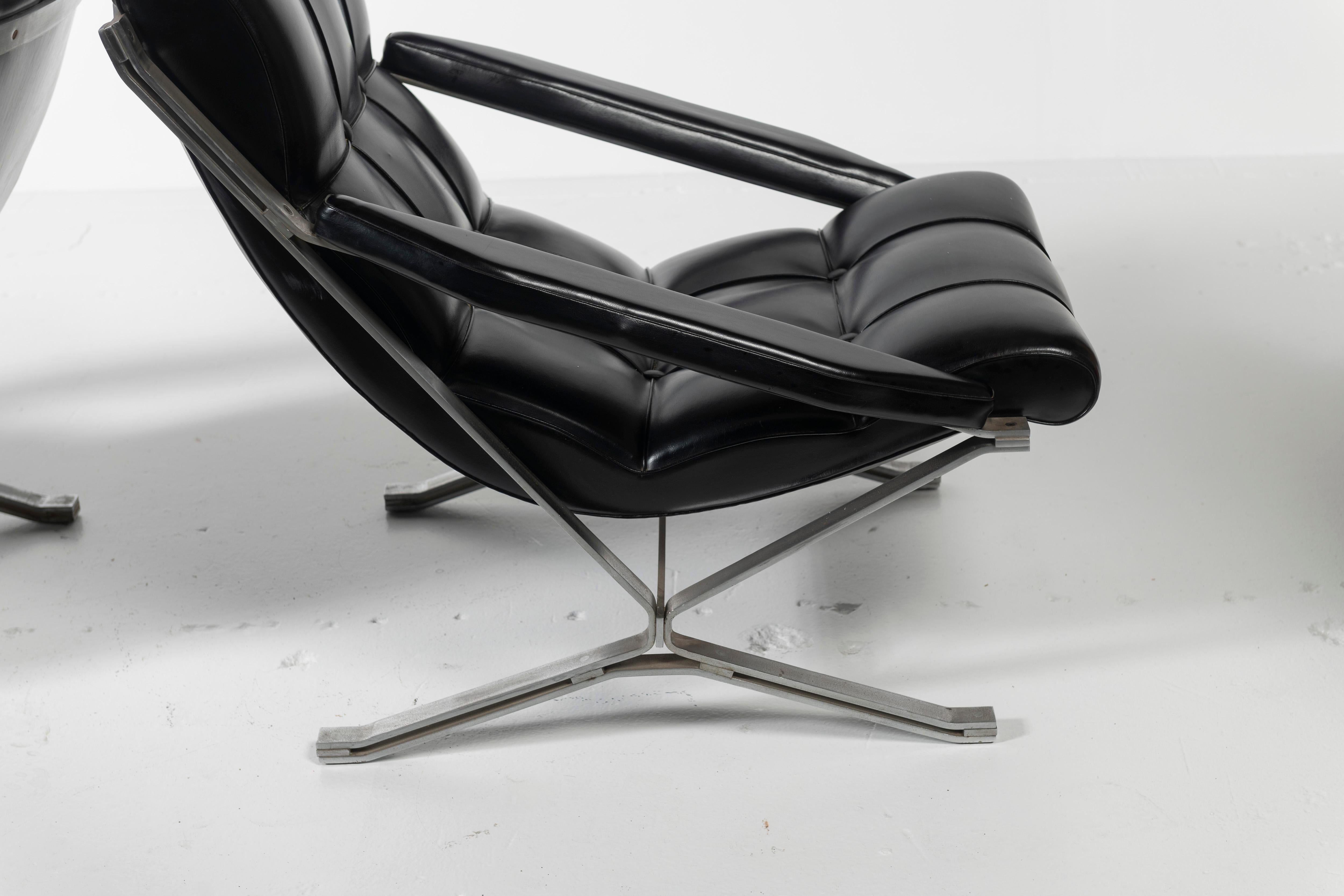 Paar Guilio Moscatelli-Stühle „Sayonara“ aus schwarzem Kunstleder und Stahl im Zustand „Relativ gut“ im Angebot in San Francisco, CA