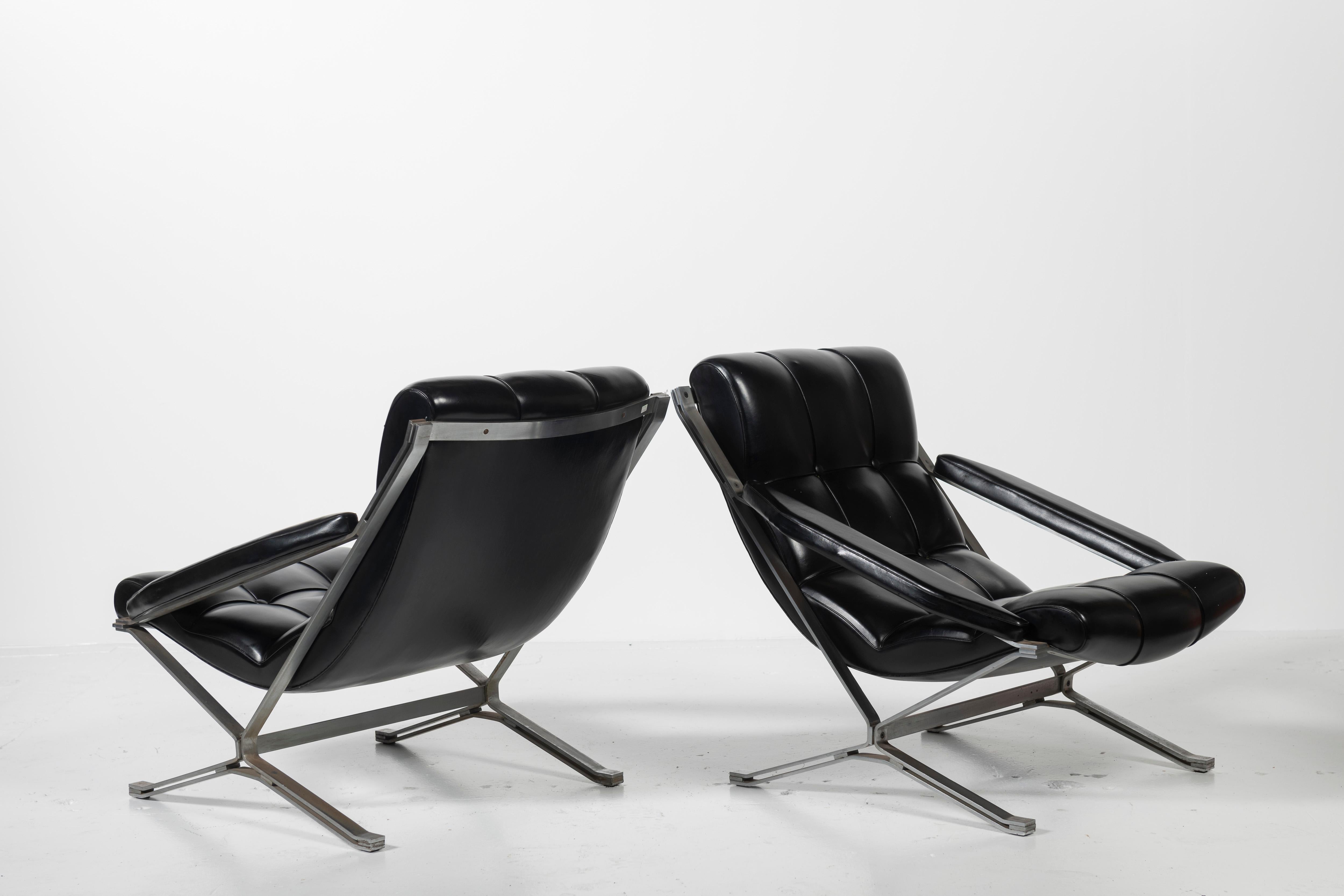 Paar Guilio Moscatelli-Stühle „Sayonara“ aus schwarzem Kunstleder und Stahl (Edelstahl) im Angebot