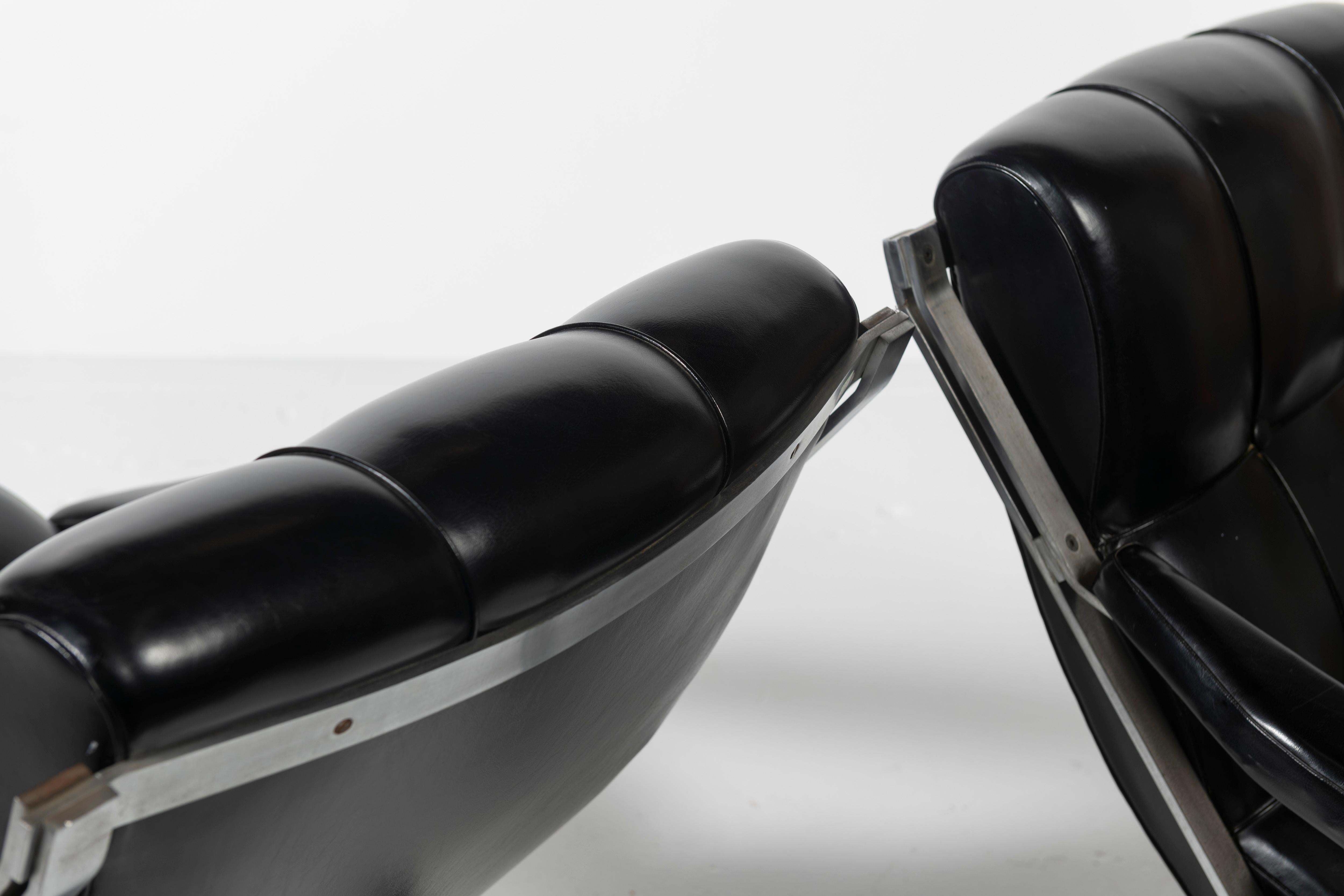 Paar Guilio Moscatelli-Stühle „Sayonara“ aus schwarzem Kunstleder und Stahl im Angebot 1